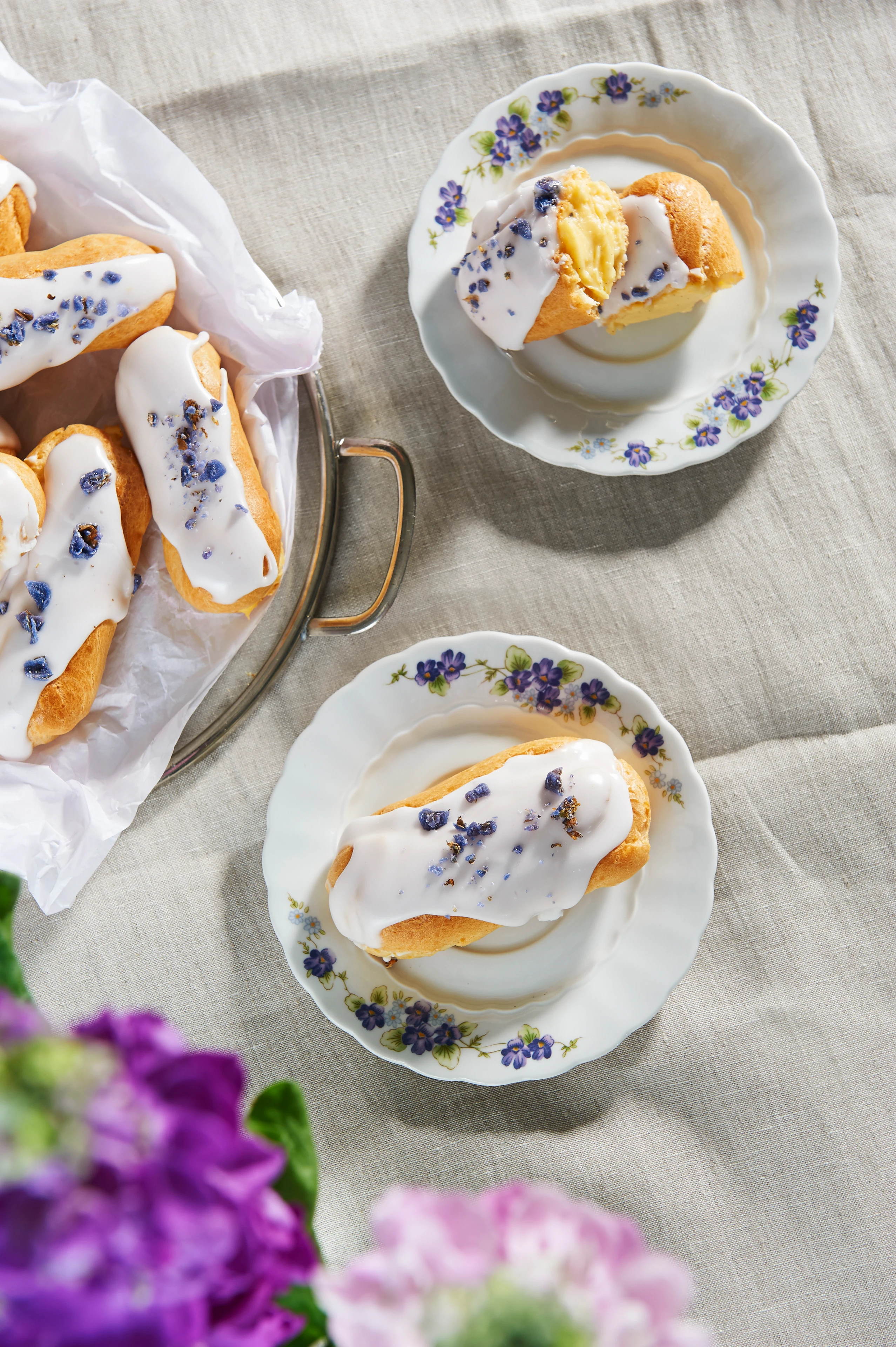 Eclairs mit Holunderblütencreme und kandiertem Flieder