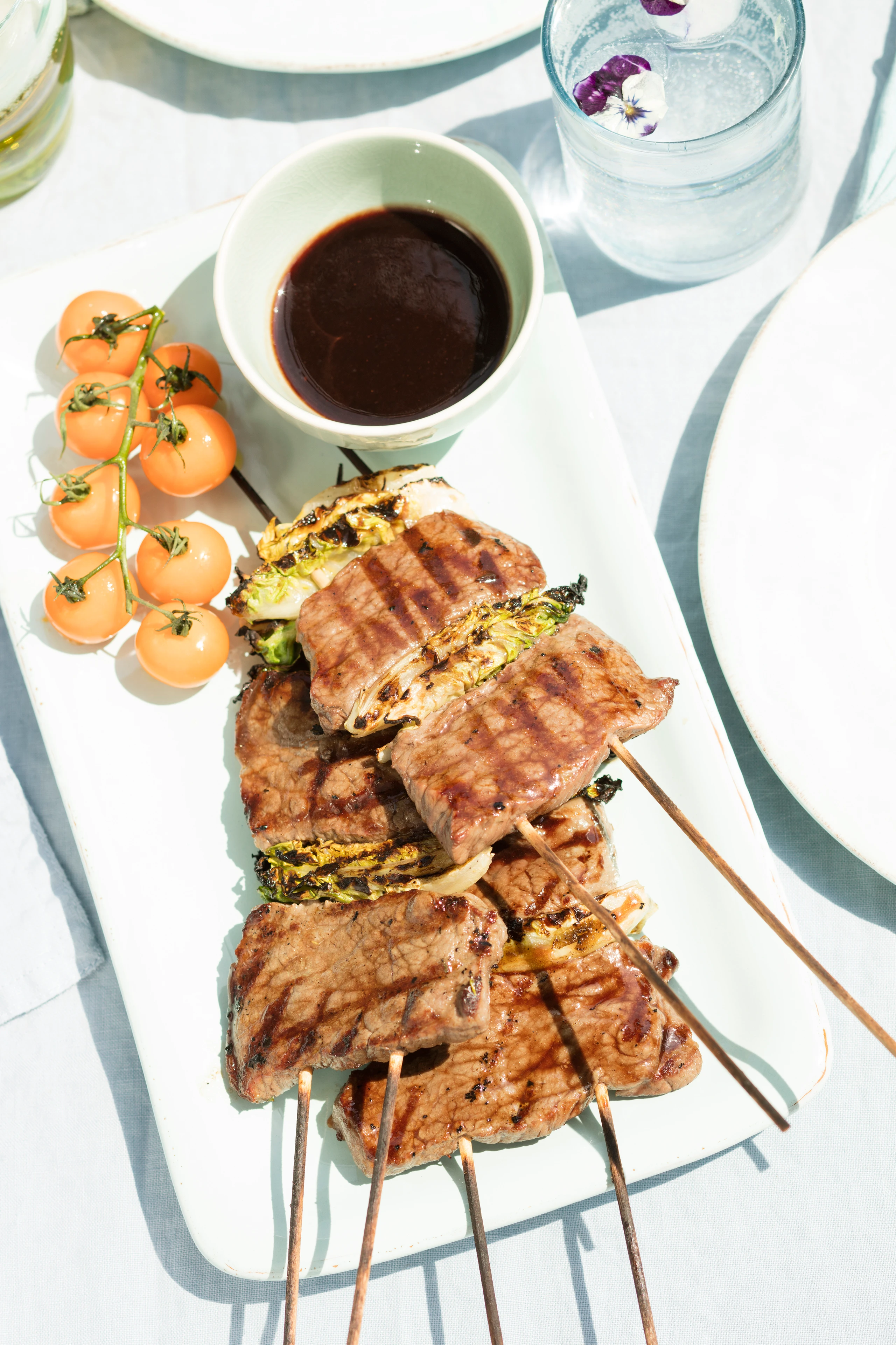 Spieße mit Rindsfilet und Salatherzen