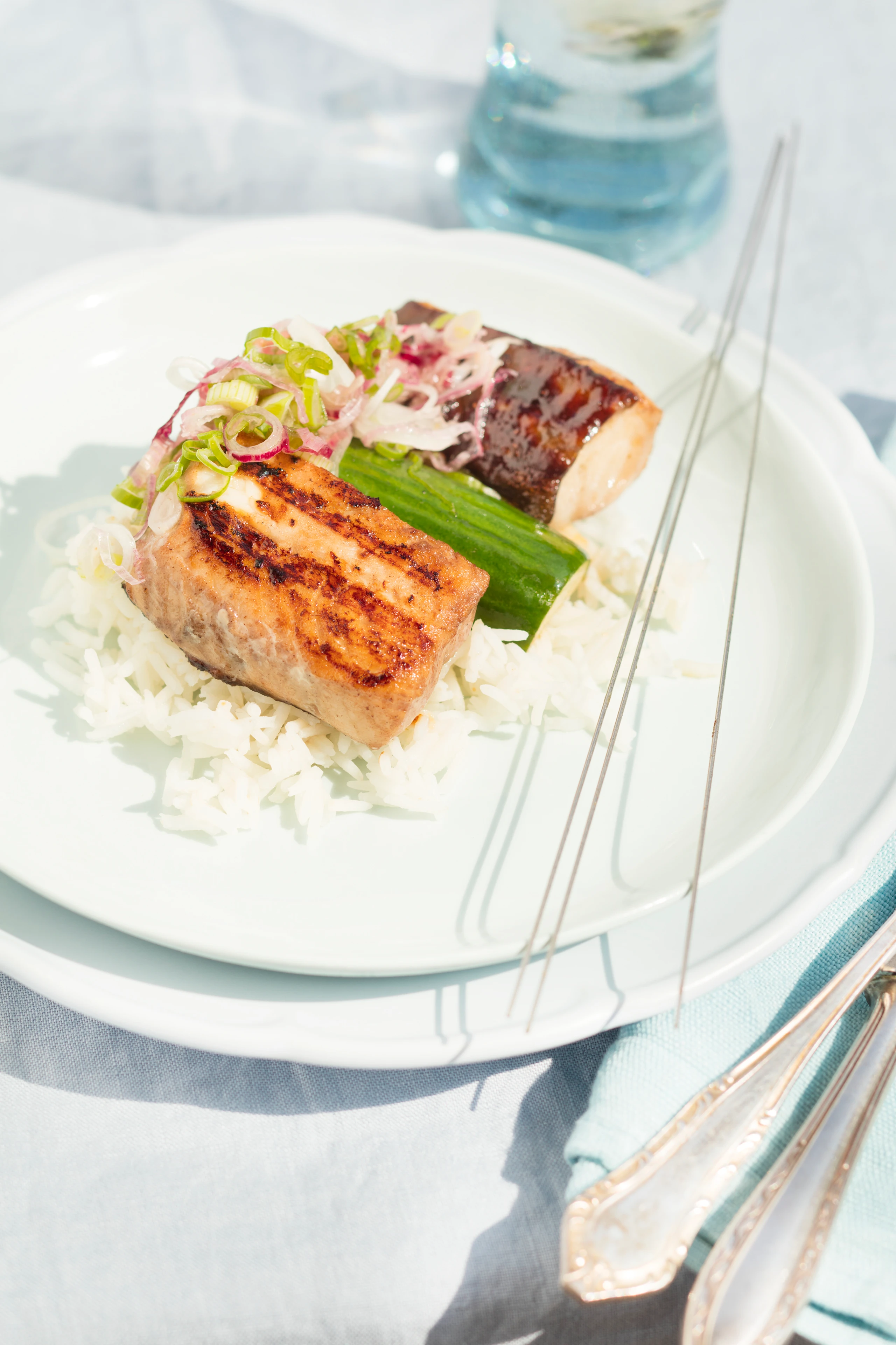 Wallerspieße mit Jungzwiebelsalsa