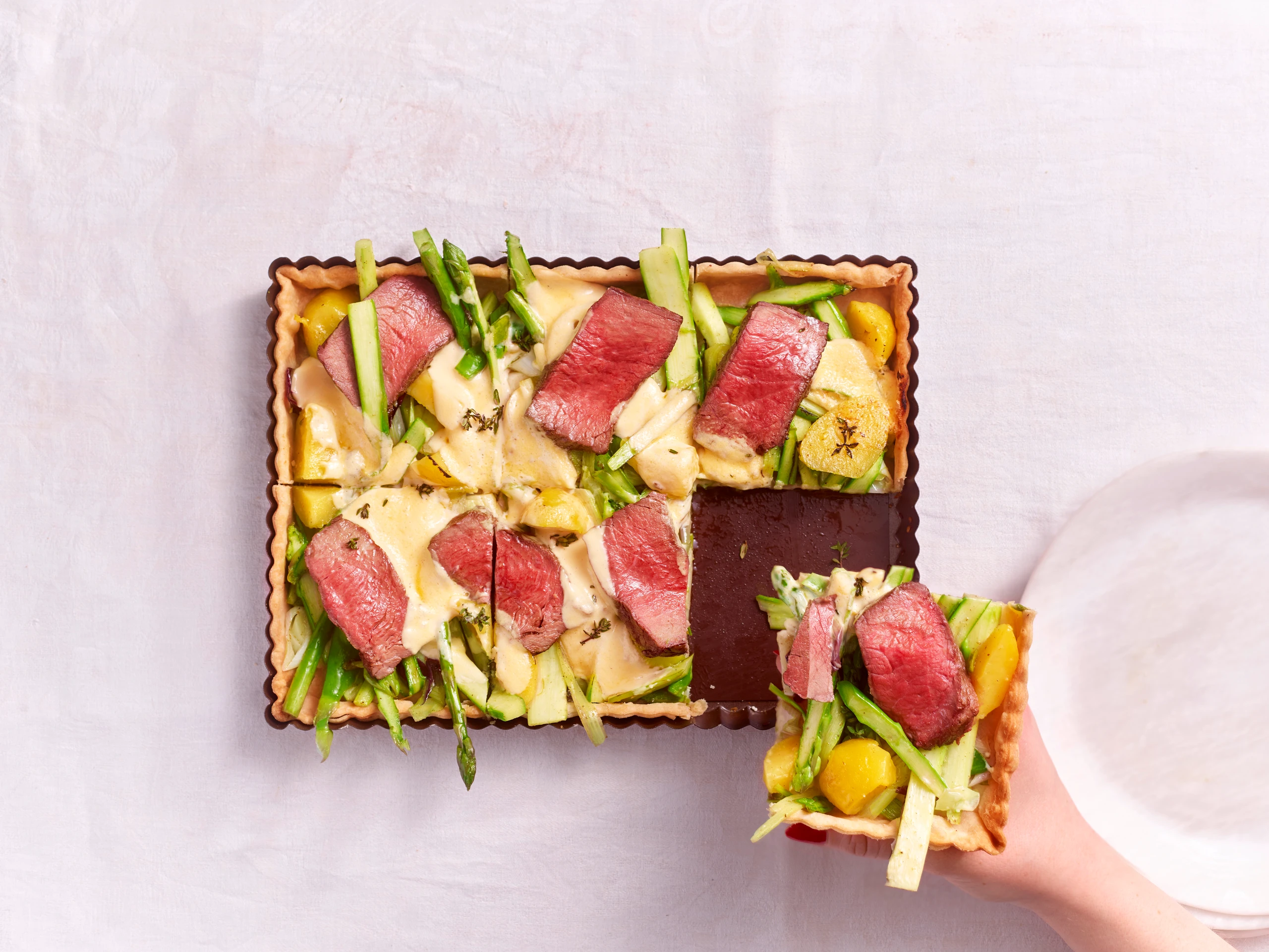 Spargelquiche mit Rindfleisch und Weinsauce