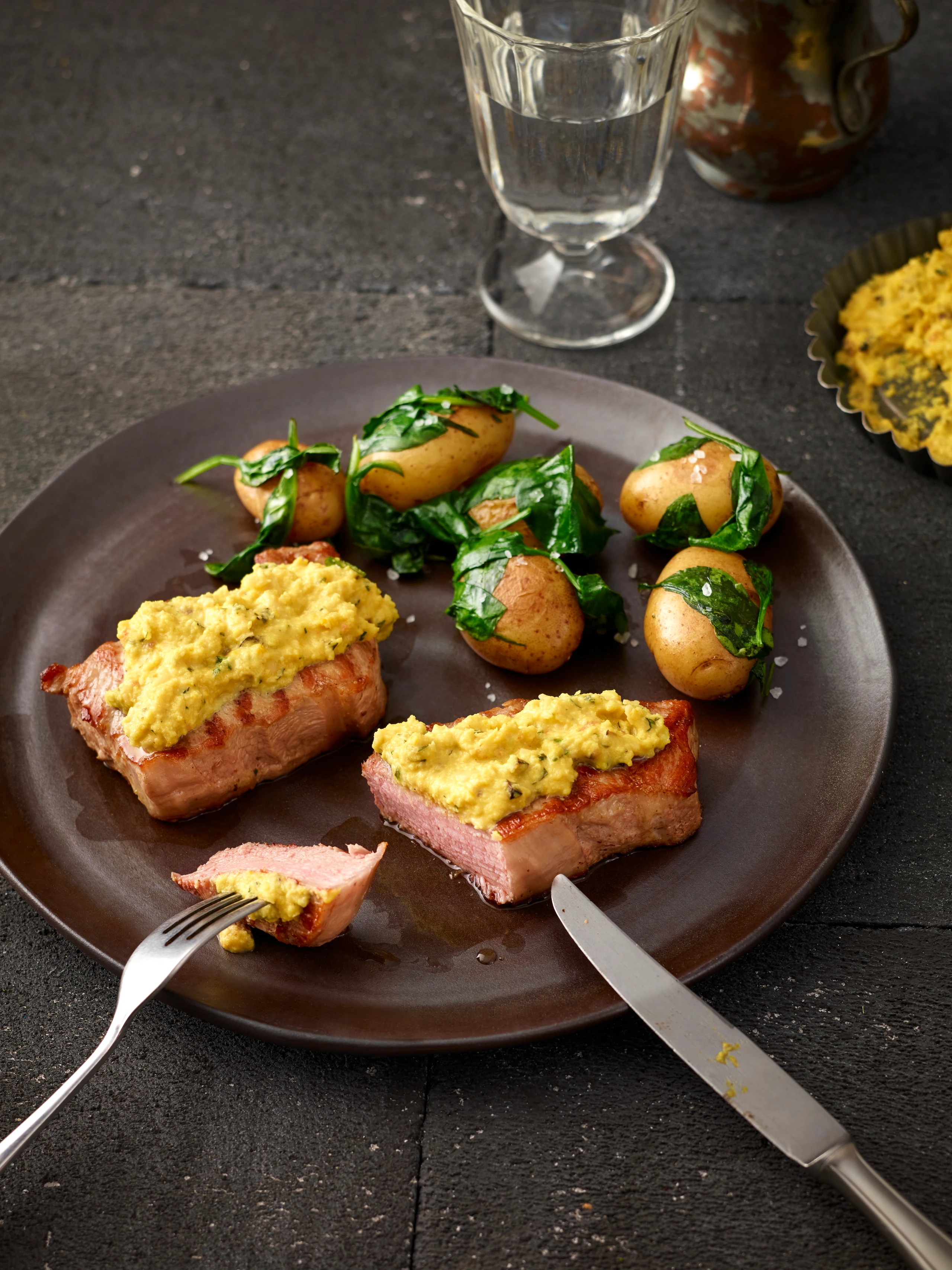 Kalbsmedaillons mit Paprika-Sardellenpesto