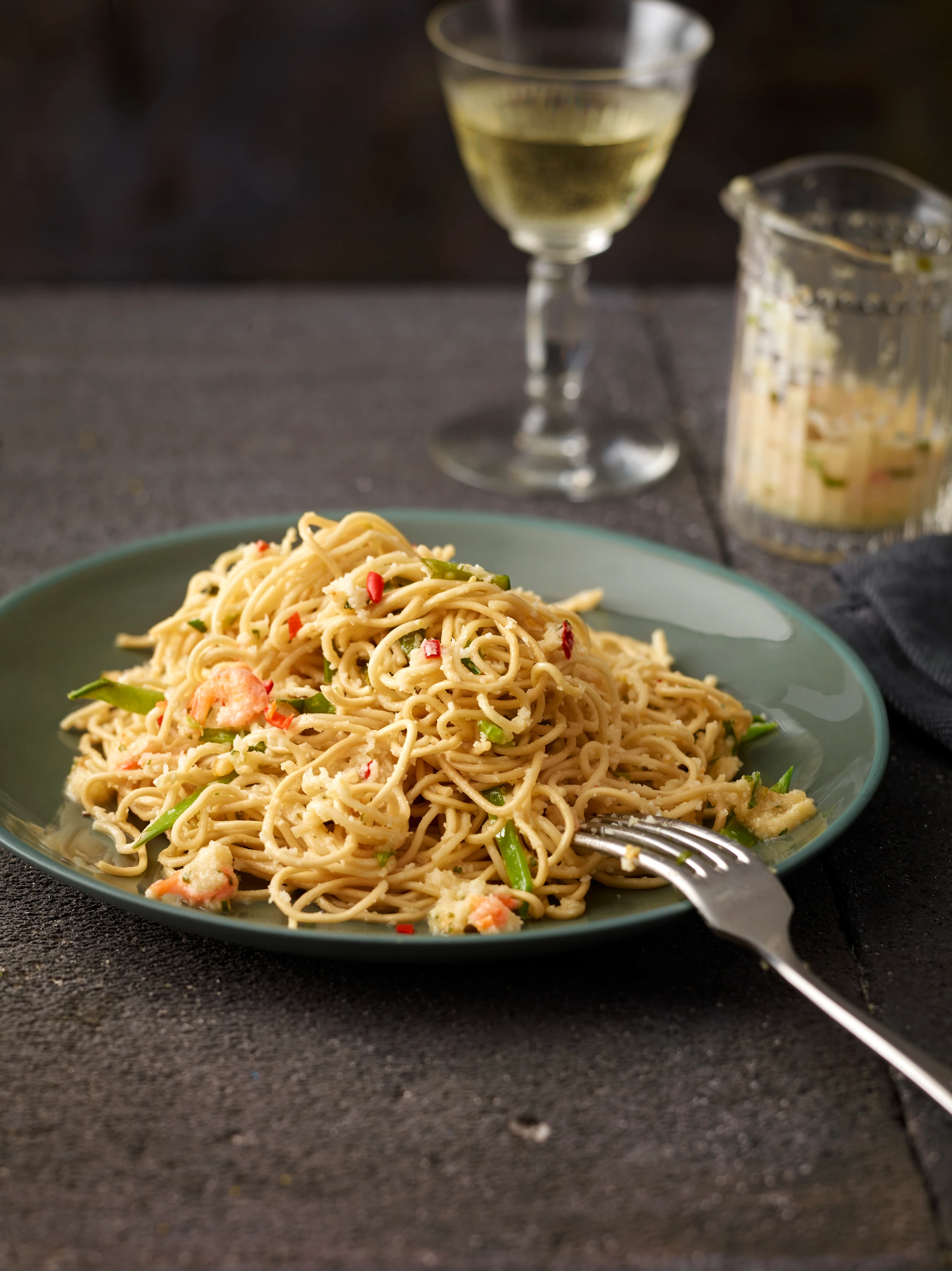Asianudeln mit Zuckerschoten und Kokos-Garnelenpesto
