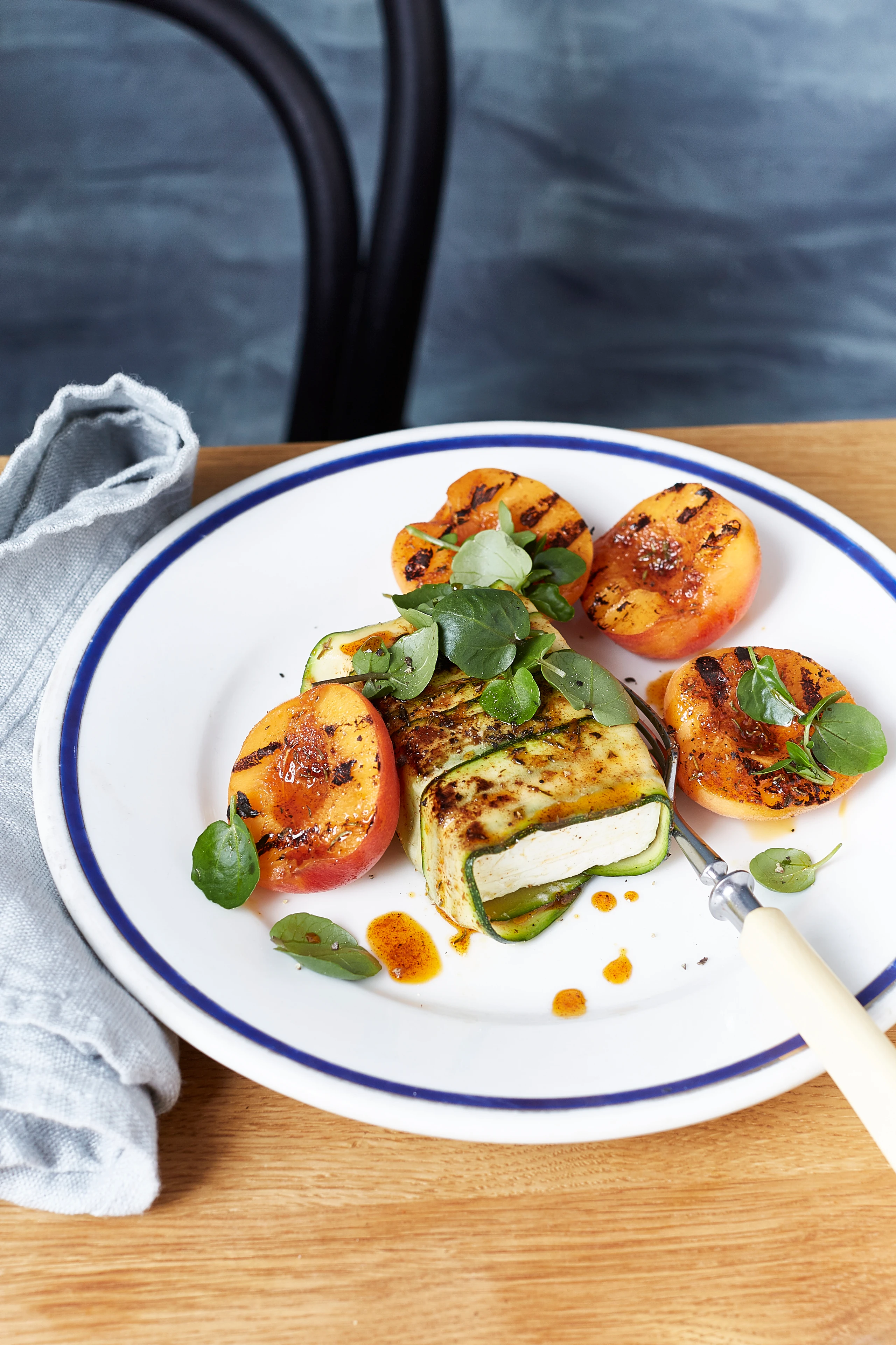 Fetapäckchen im Zucchinimantel mit Marillen