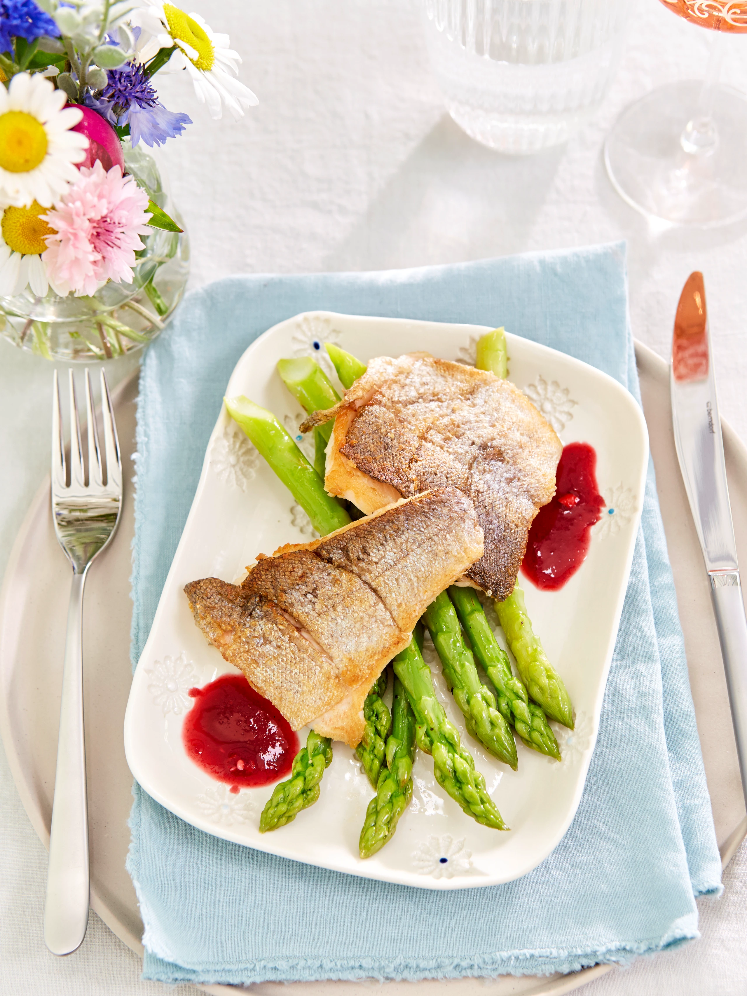 Forellenfilet mit Spargel und Kirschen-Chilisauce