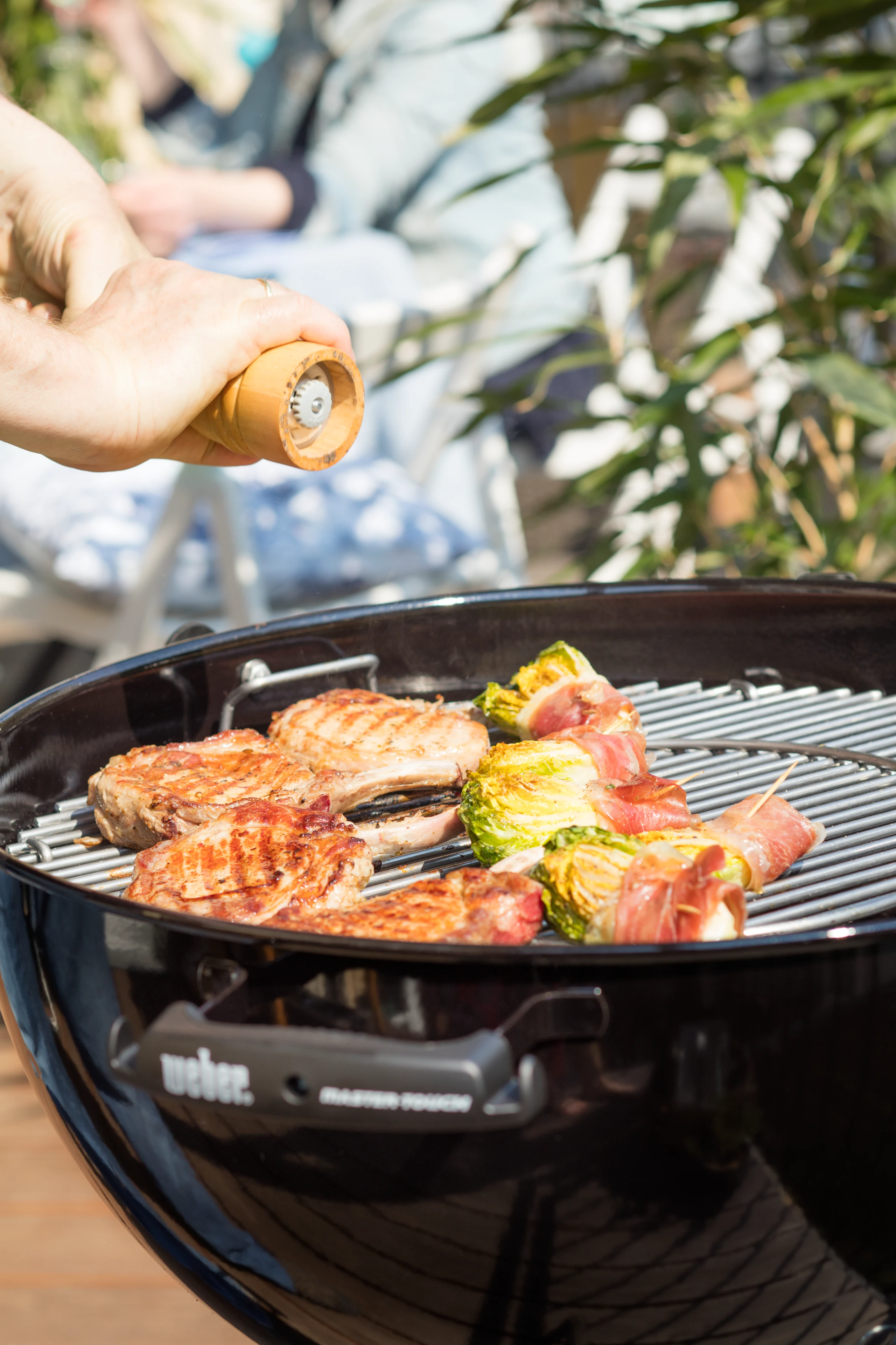 Schweinskoteletts in Biermarinade mit Gremolata und Salatherzen