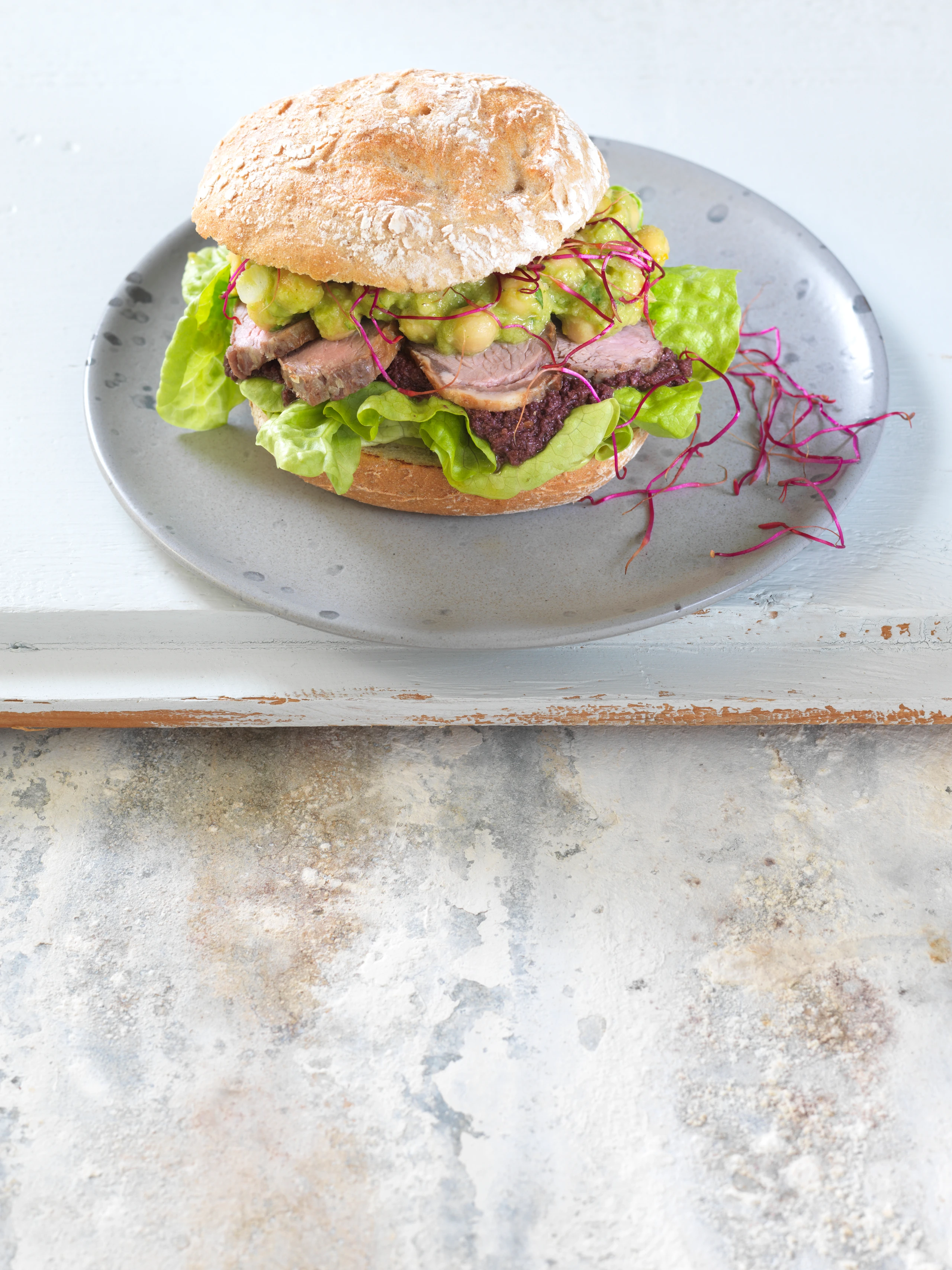 Weckerl mit Lammfilets, Tapenade und Kichererbsen