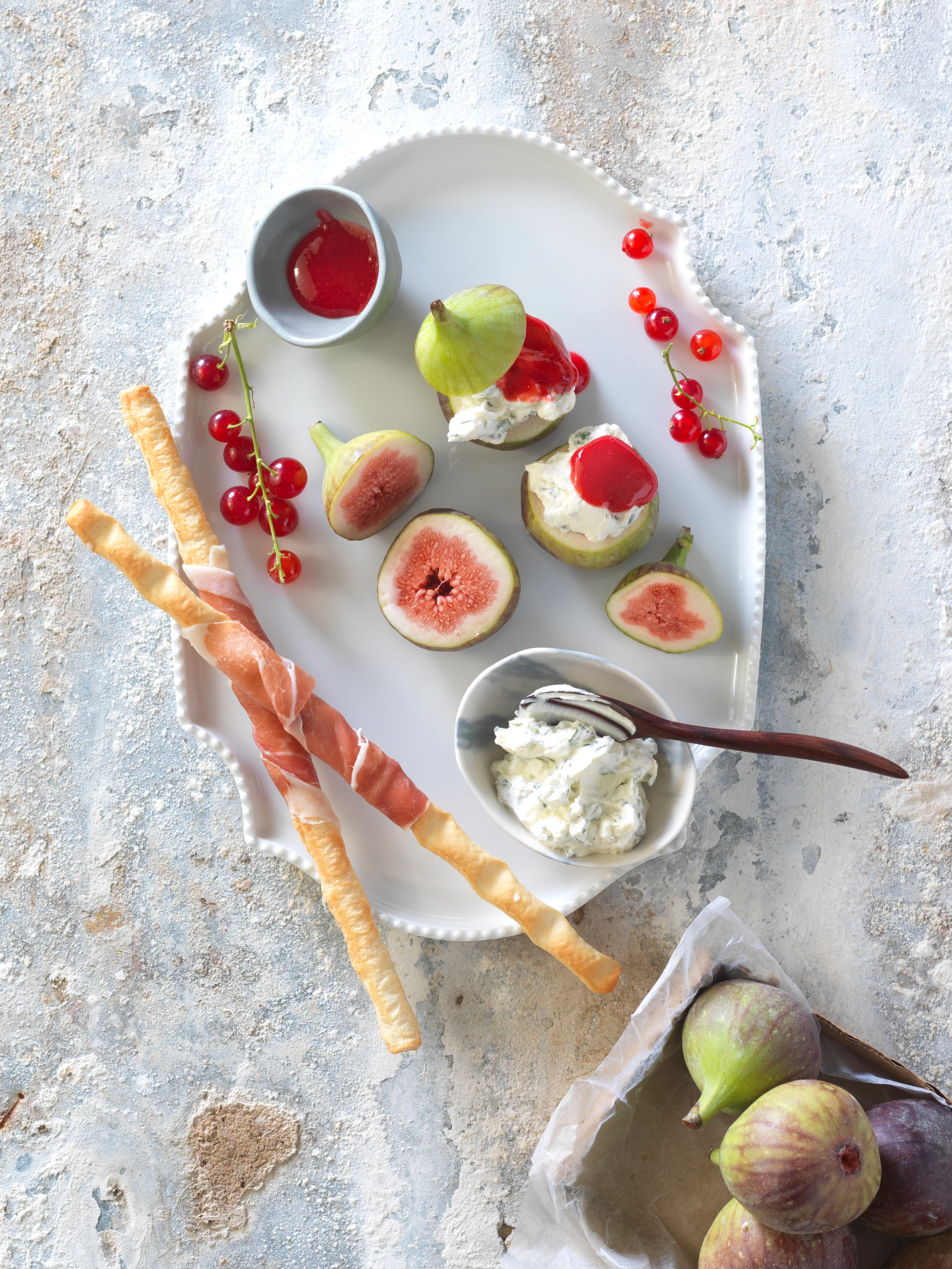 Grissini mit Rohschinken und Feigen mit Minzcreme