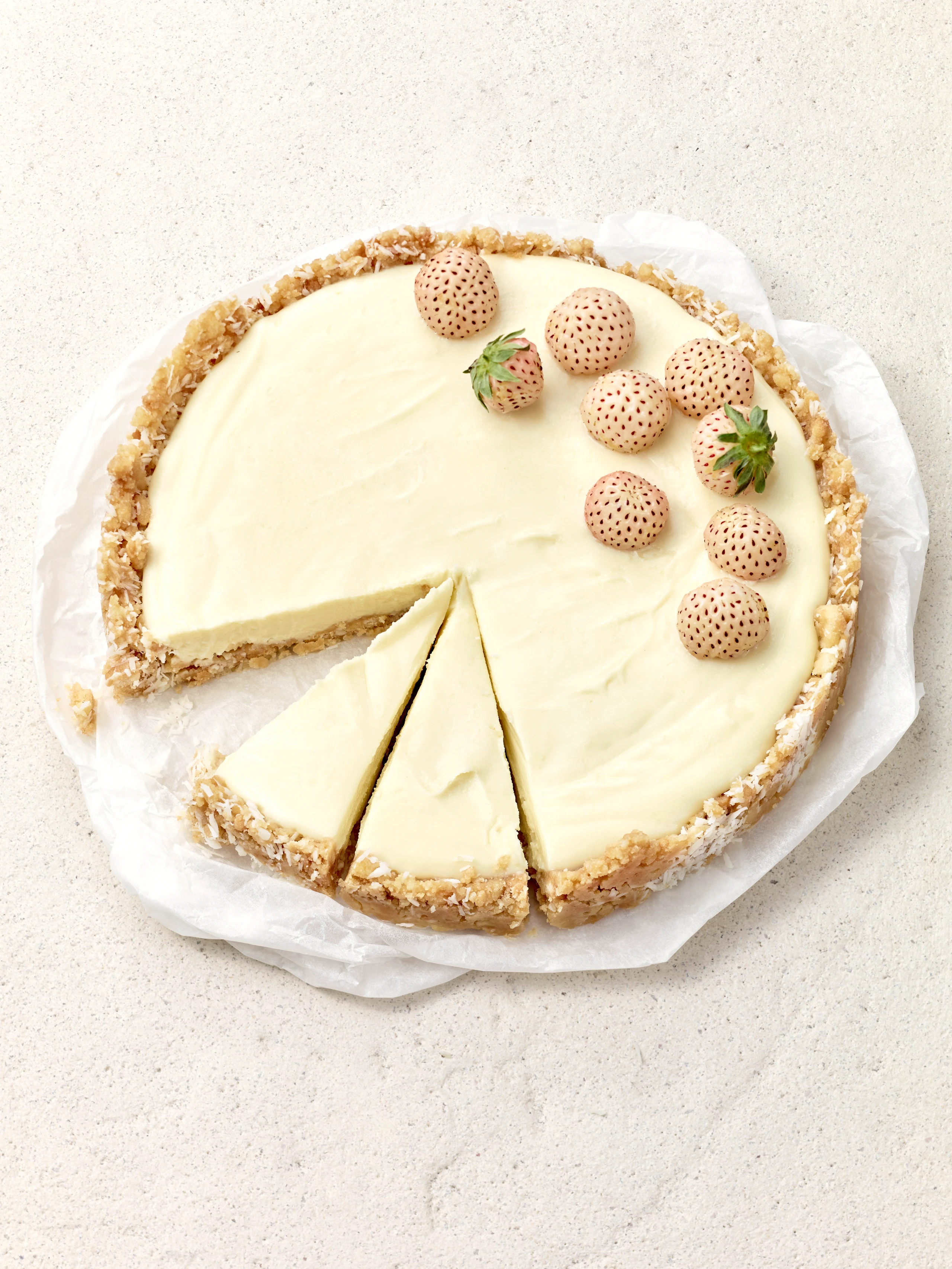 Trüffel-Tarte mit weißen Erdbeeren