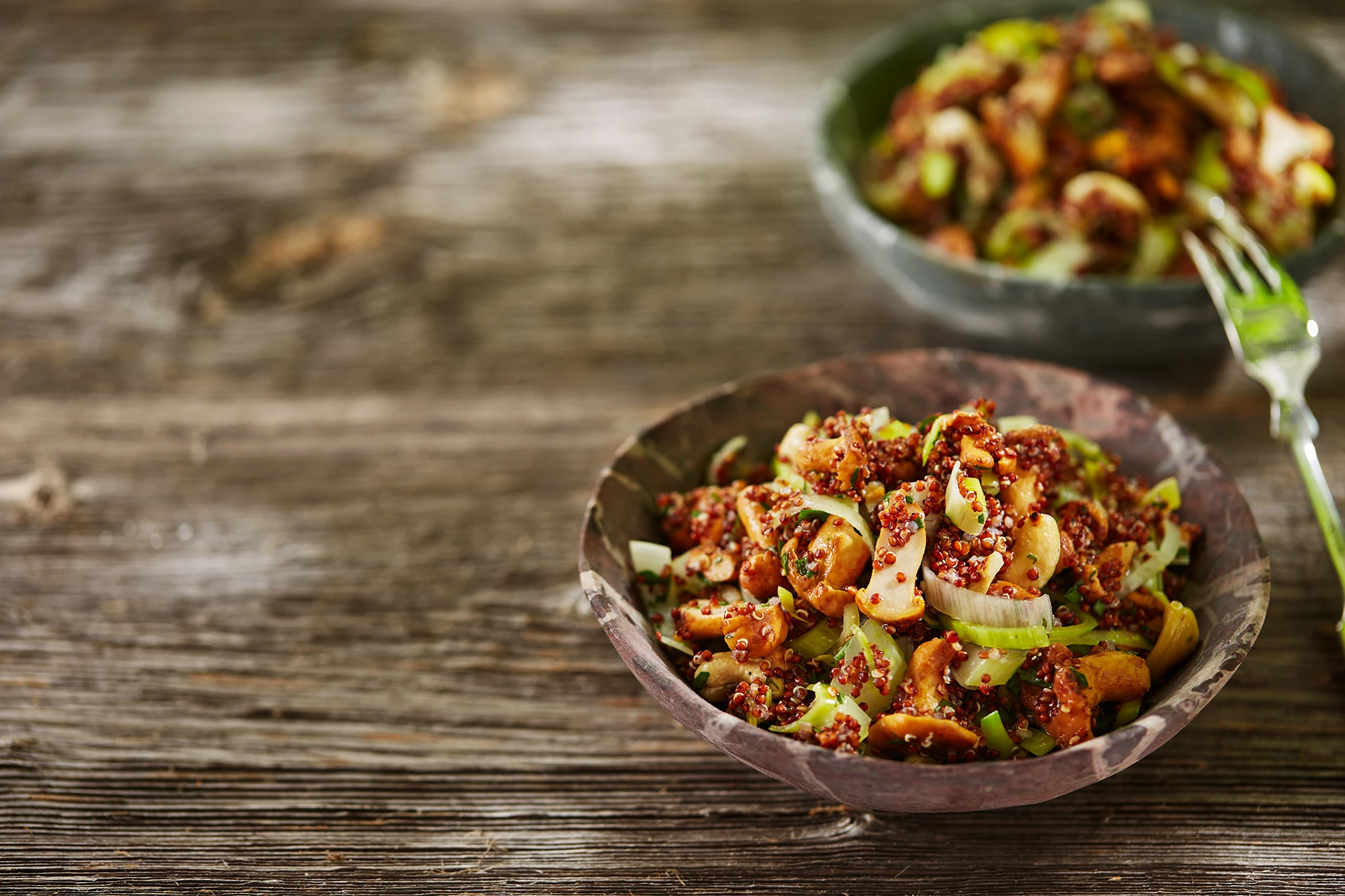 Roter Quinoasalat mit Schwammerln und Orangen-Cashewdressing