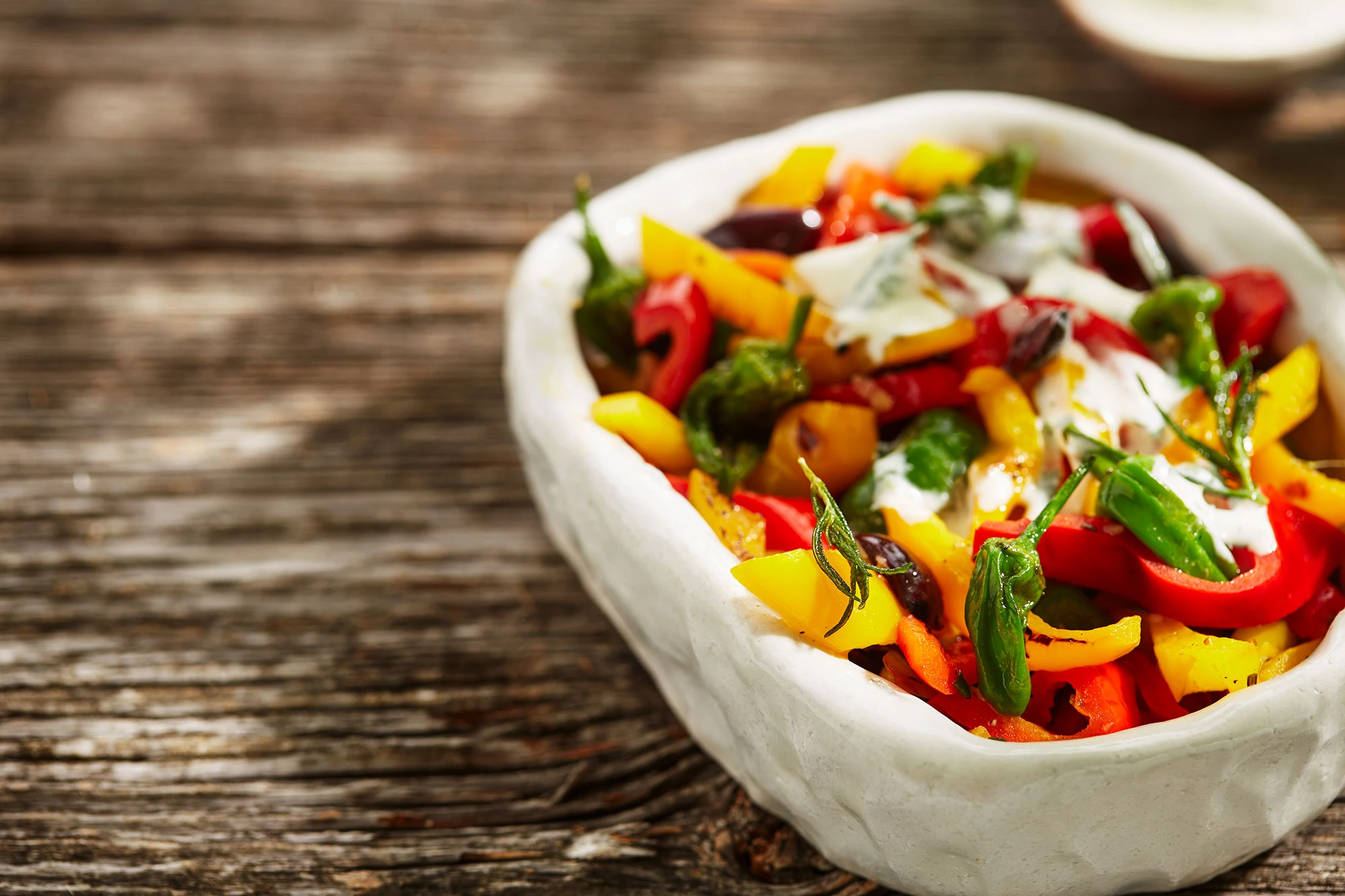 Paprikasalat mit Oliven, Rosmarin und Feta-Dressing