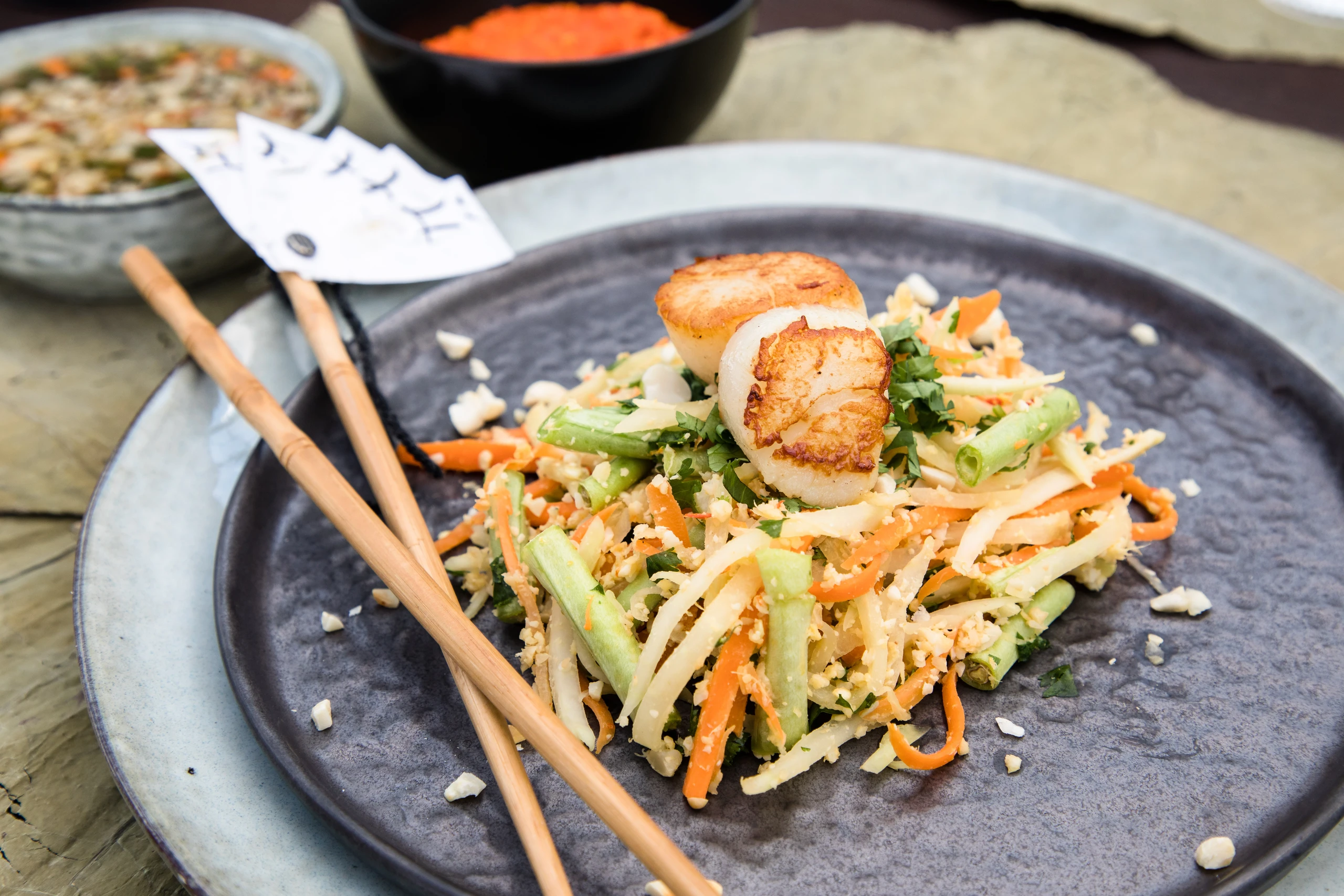 Jakobsmuscheln auf Papaya-Salat