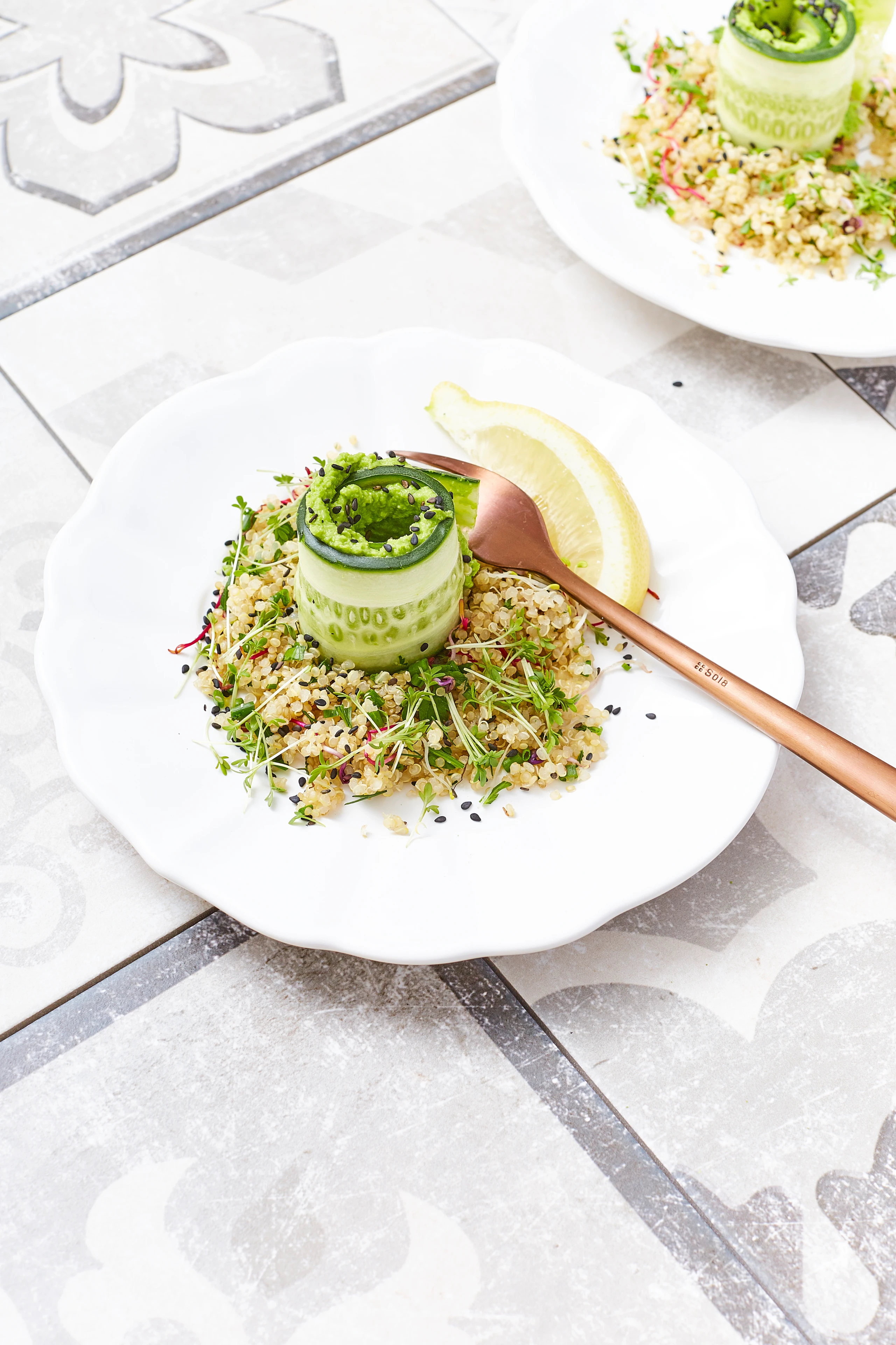 Gurken-Erbsen-Röllchen auf Quinoa-Sprossen-Salat