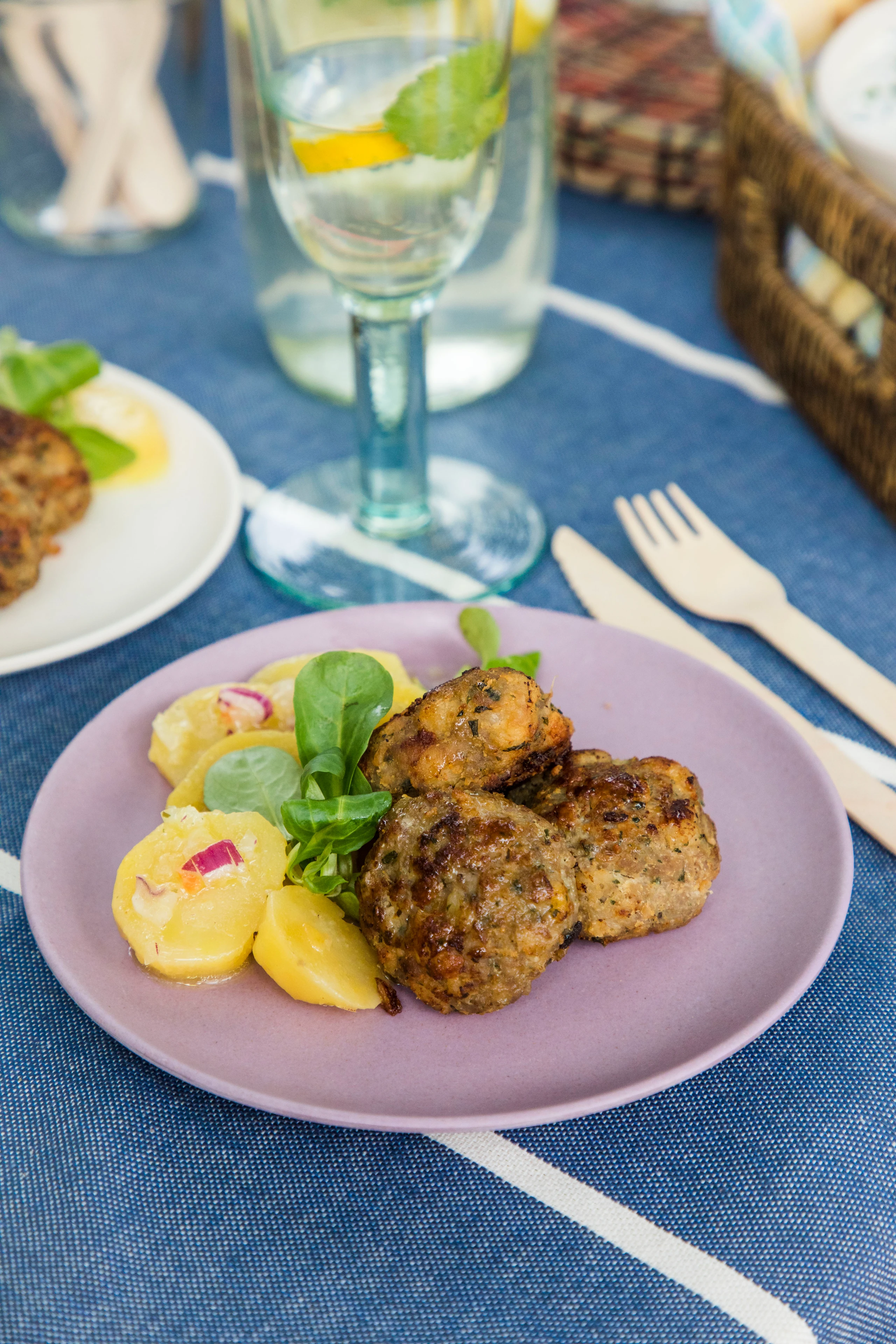 Faschierte Laibchen mit Erdäpfel-Vogerlsalat