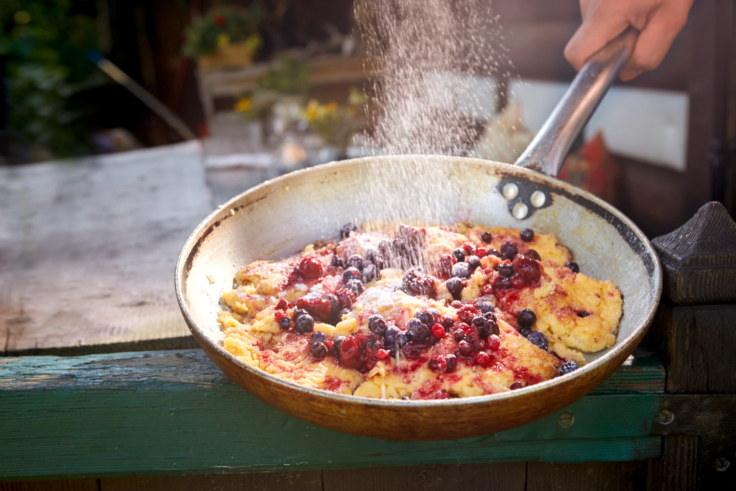 Rahmschmarrn mit Weichselkompott und Beeren