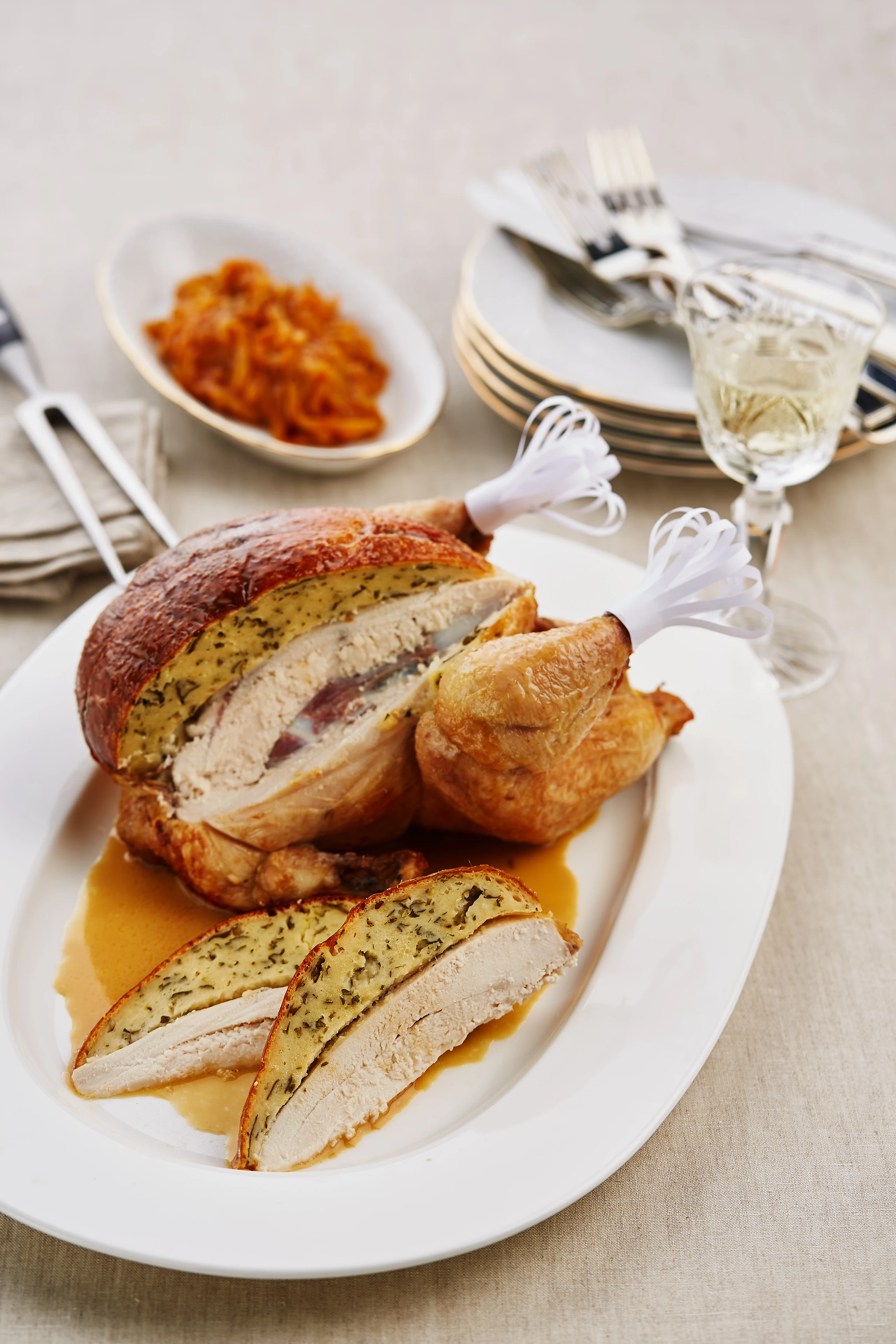 Brathuhn mit Topfen-Kräuterfülle und Kürbiskraut