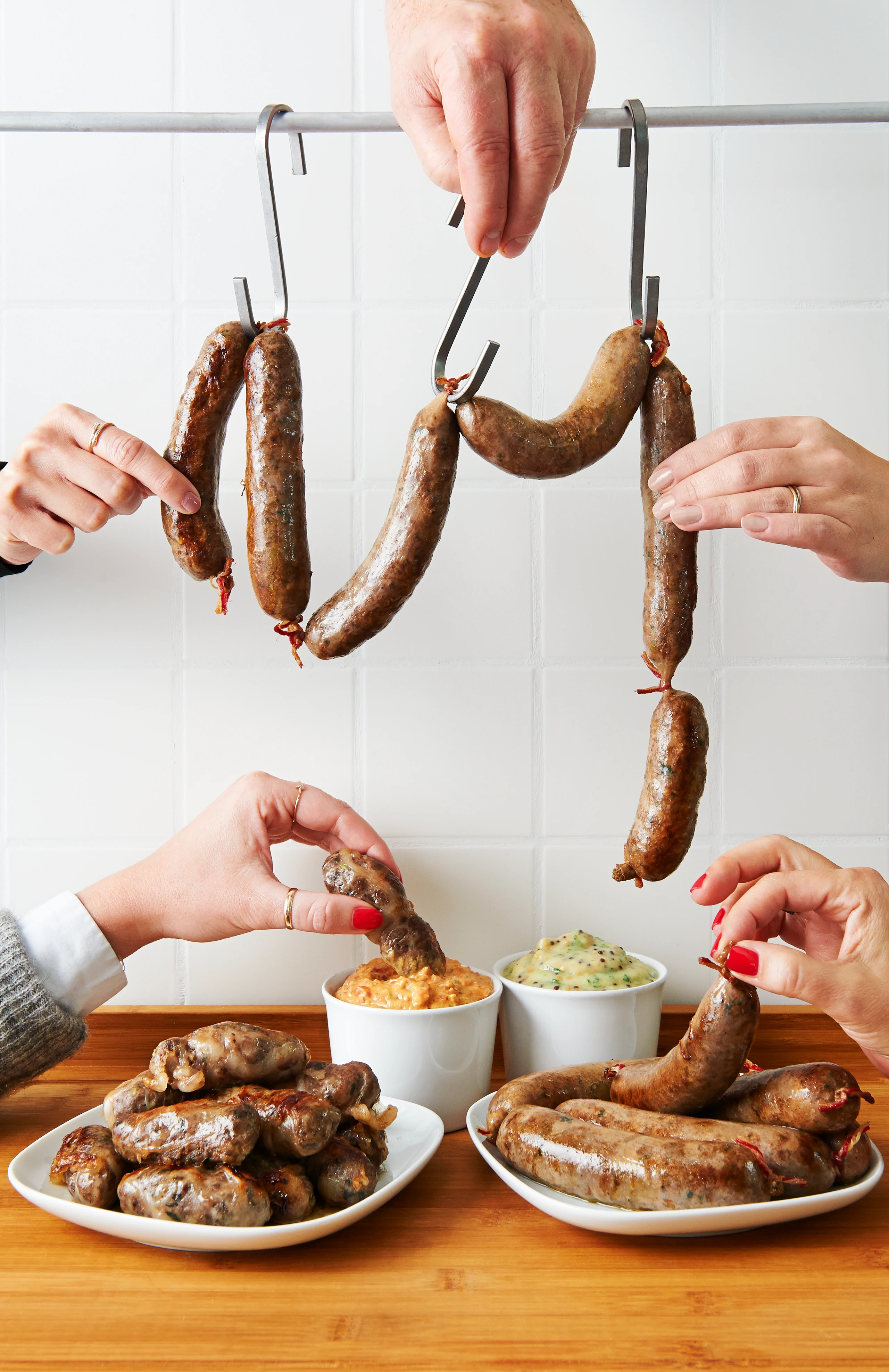 Rindsbratwürste mit Steinpilzen und Nüssen