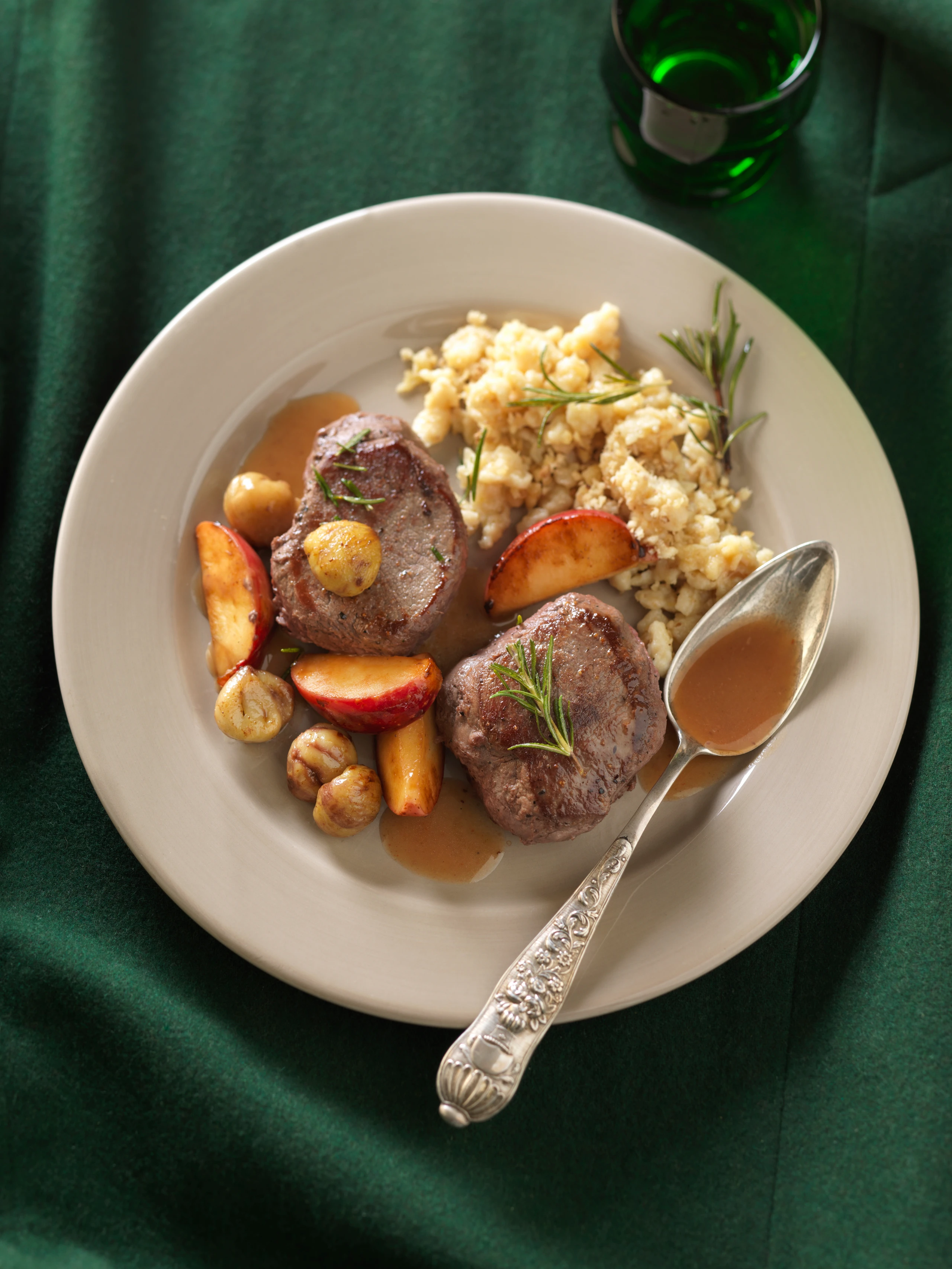 Hirschmedaillons mit Nuss-Spätzle