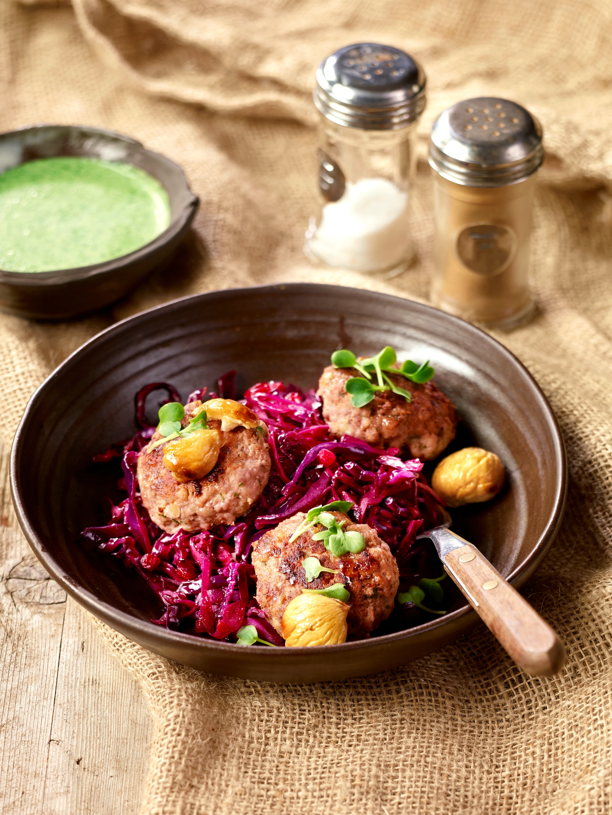 Mini-Maroni-Butterschnitzel mit Vogerlsalatsauce