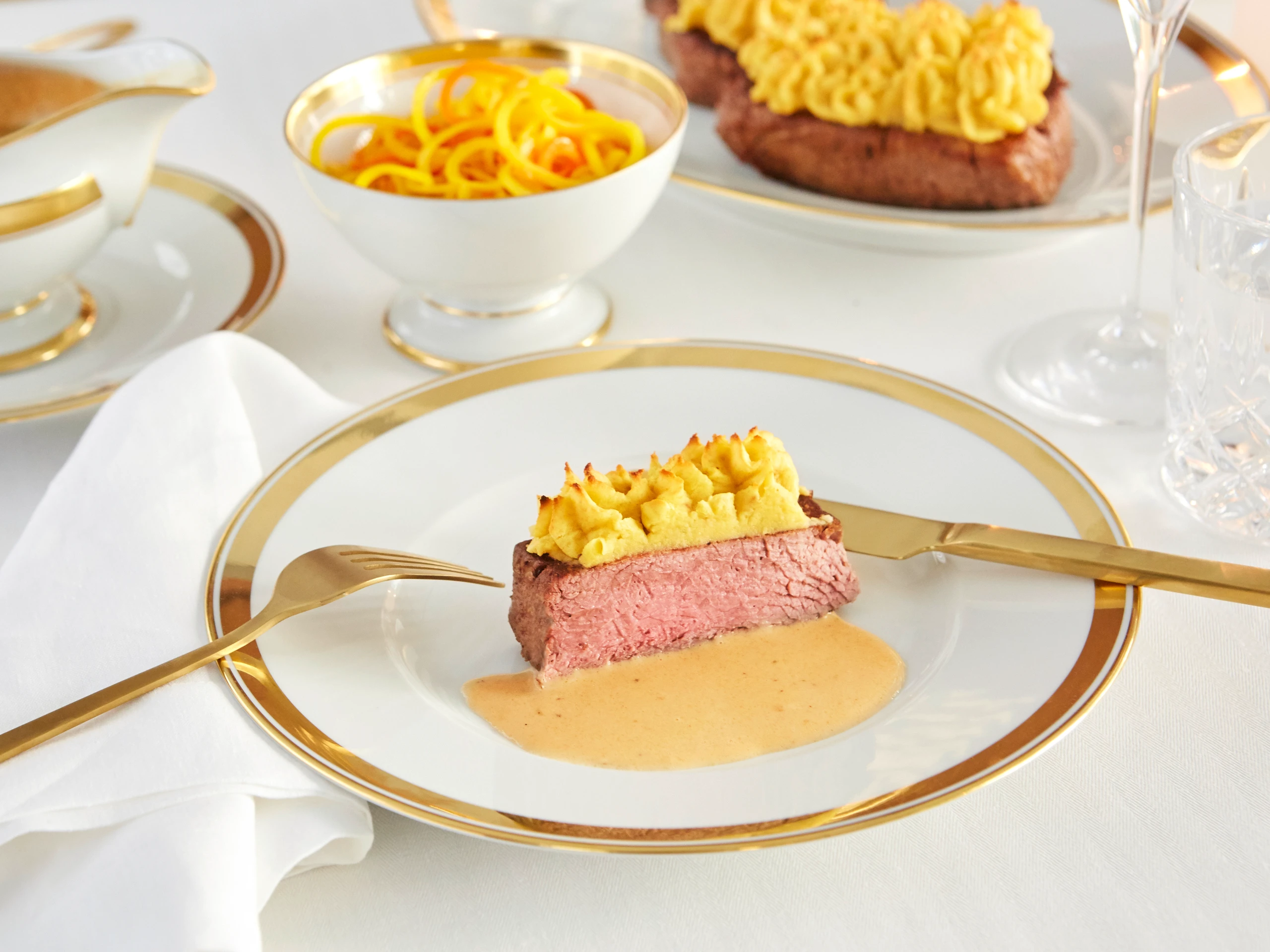 Chateaubriand mit Trüffelsauce und Gemüsestreifen