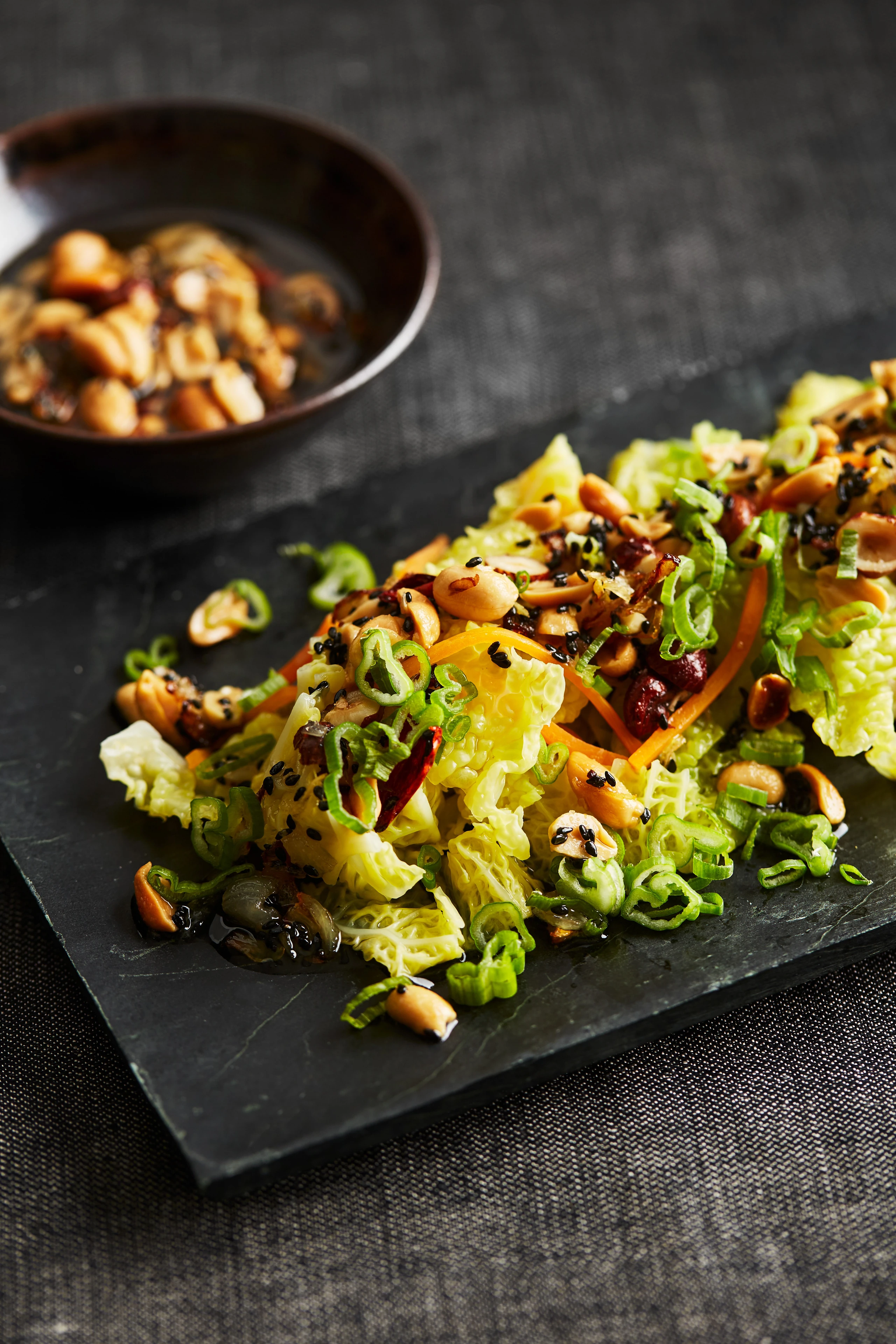 Kohlsalat mit Nuss-Sesammarinade