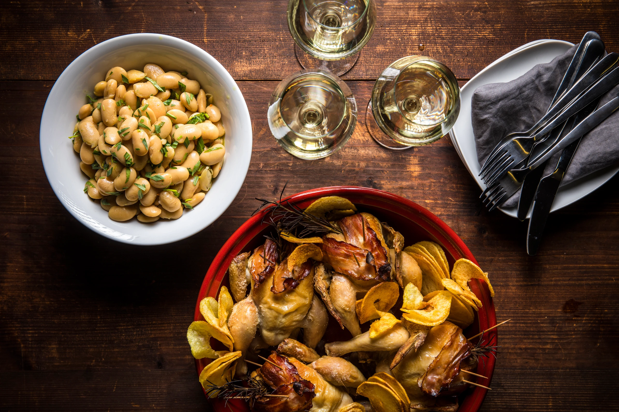 Stubenküken mit Estragonbohnen und Spiralerdäpfeln