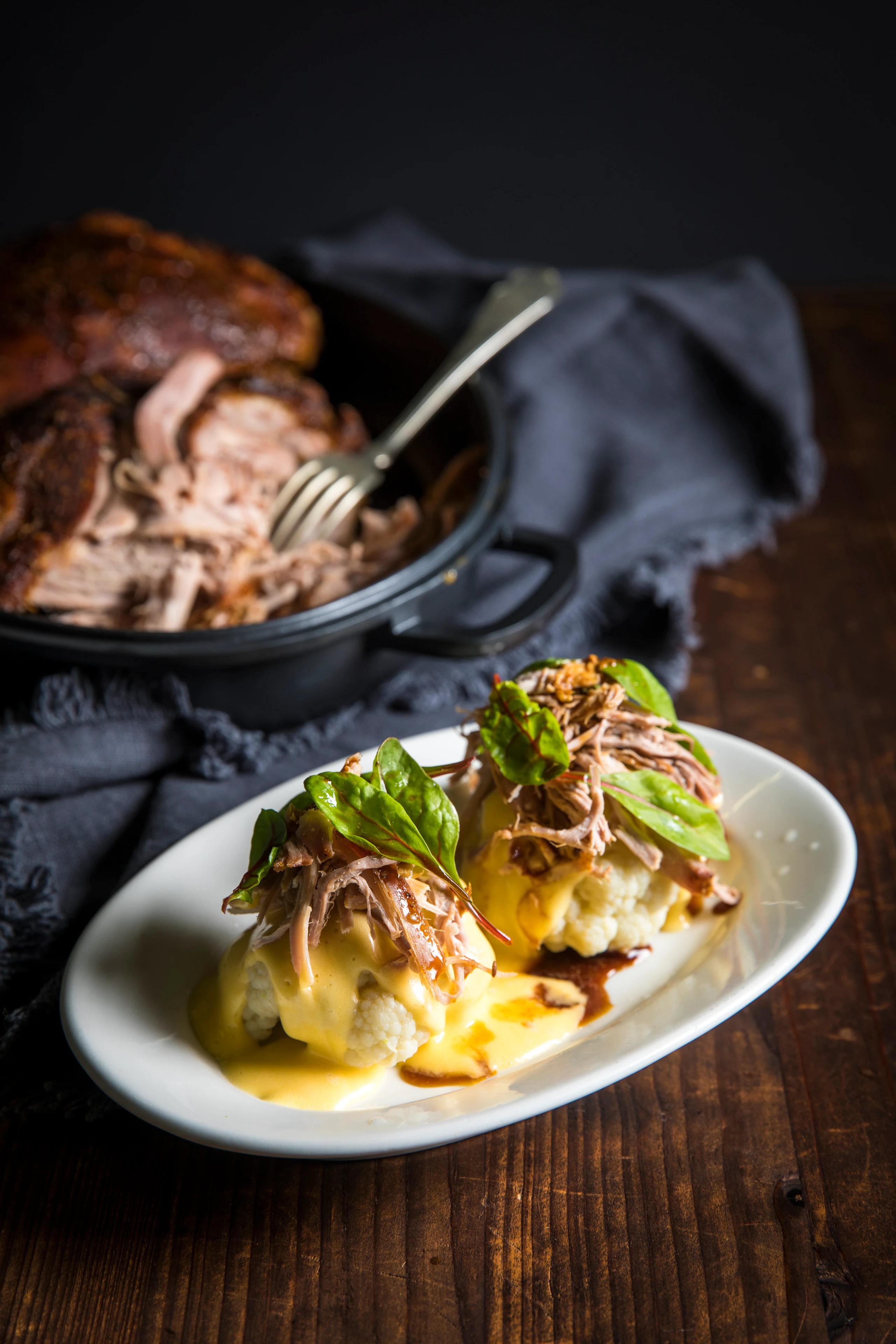 Pulled Pork auf Mini-Karfiol mit Sauce Hollandaise