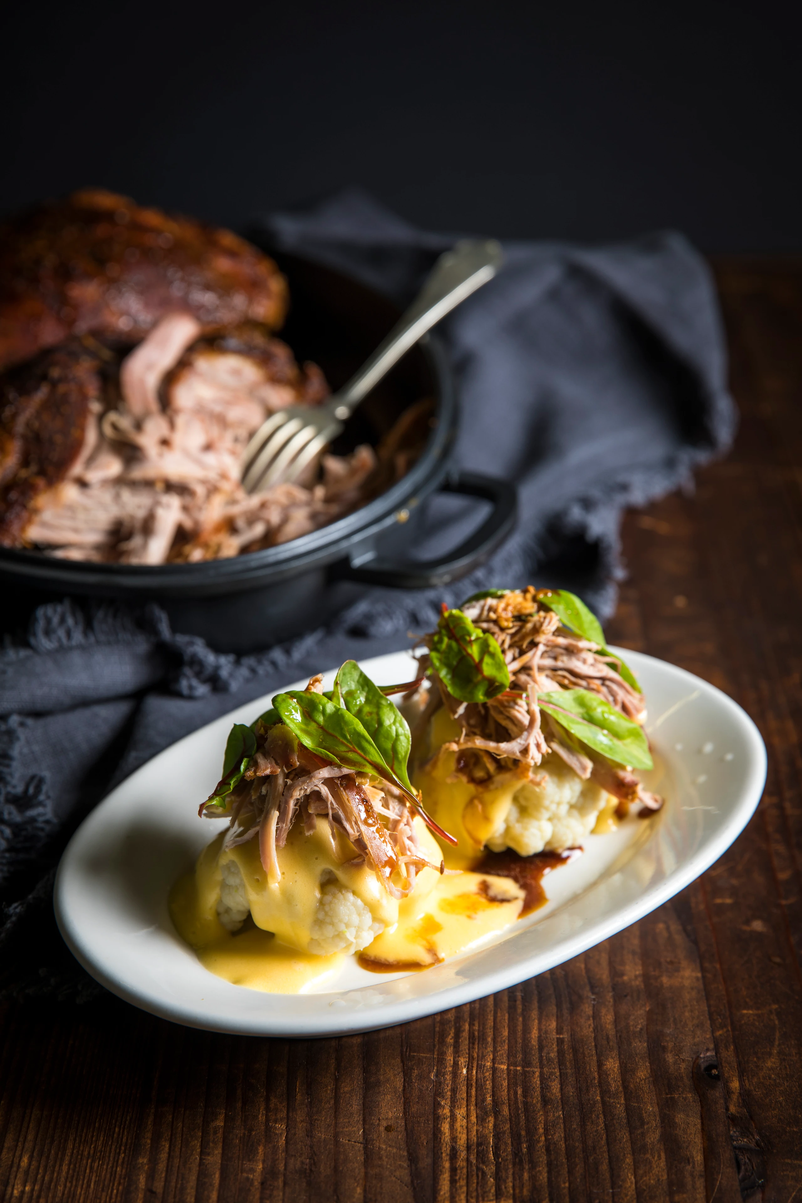 Pulled Pork auf Mini-Karfiol mit Sauce Hollandaise