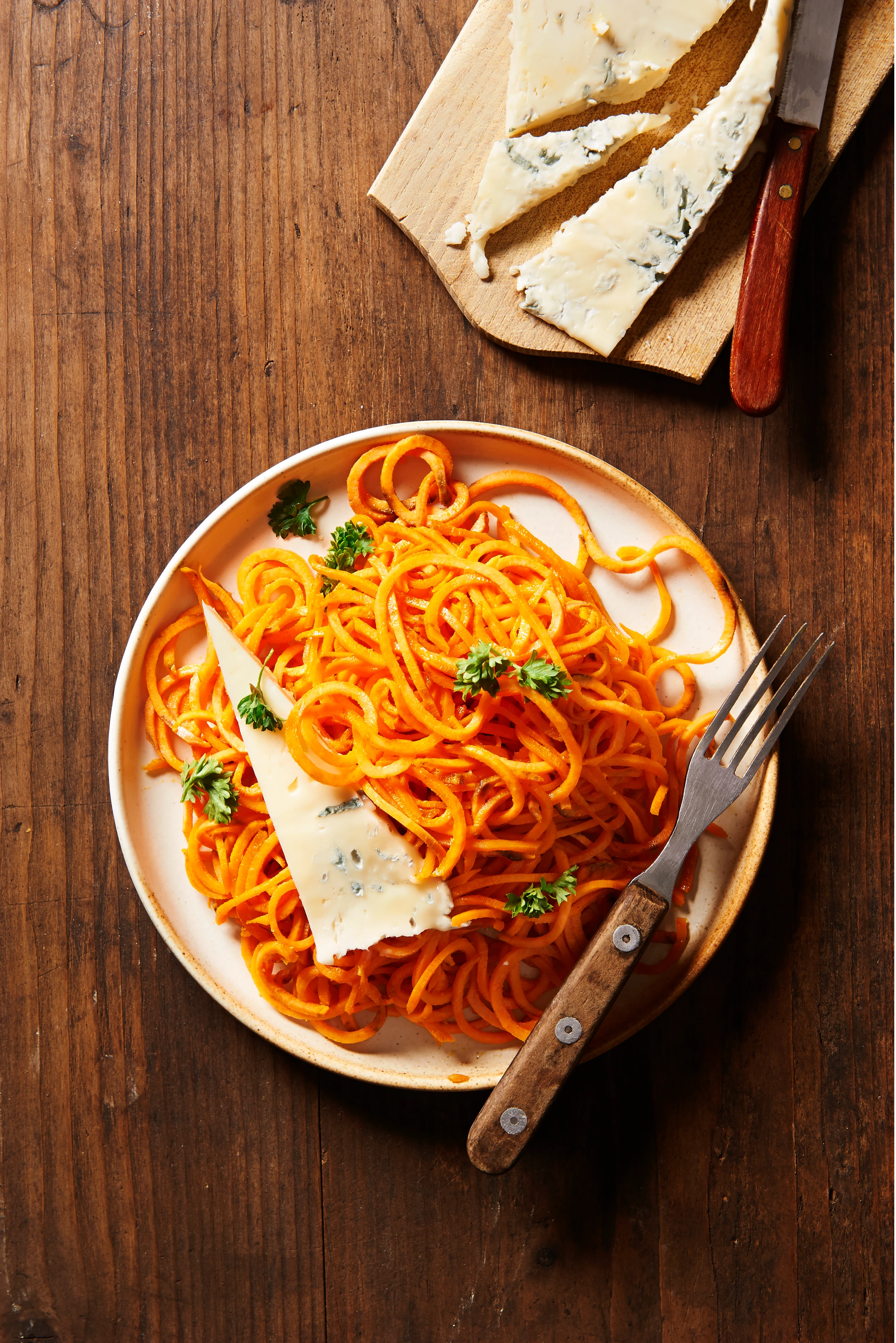 Süßkartoffel-Spaghetti mit brauner Butter und Gorgonzola