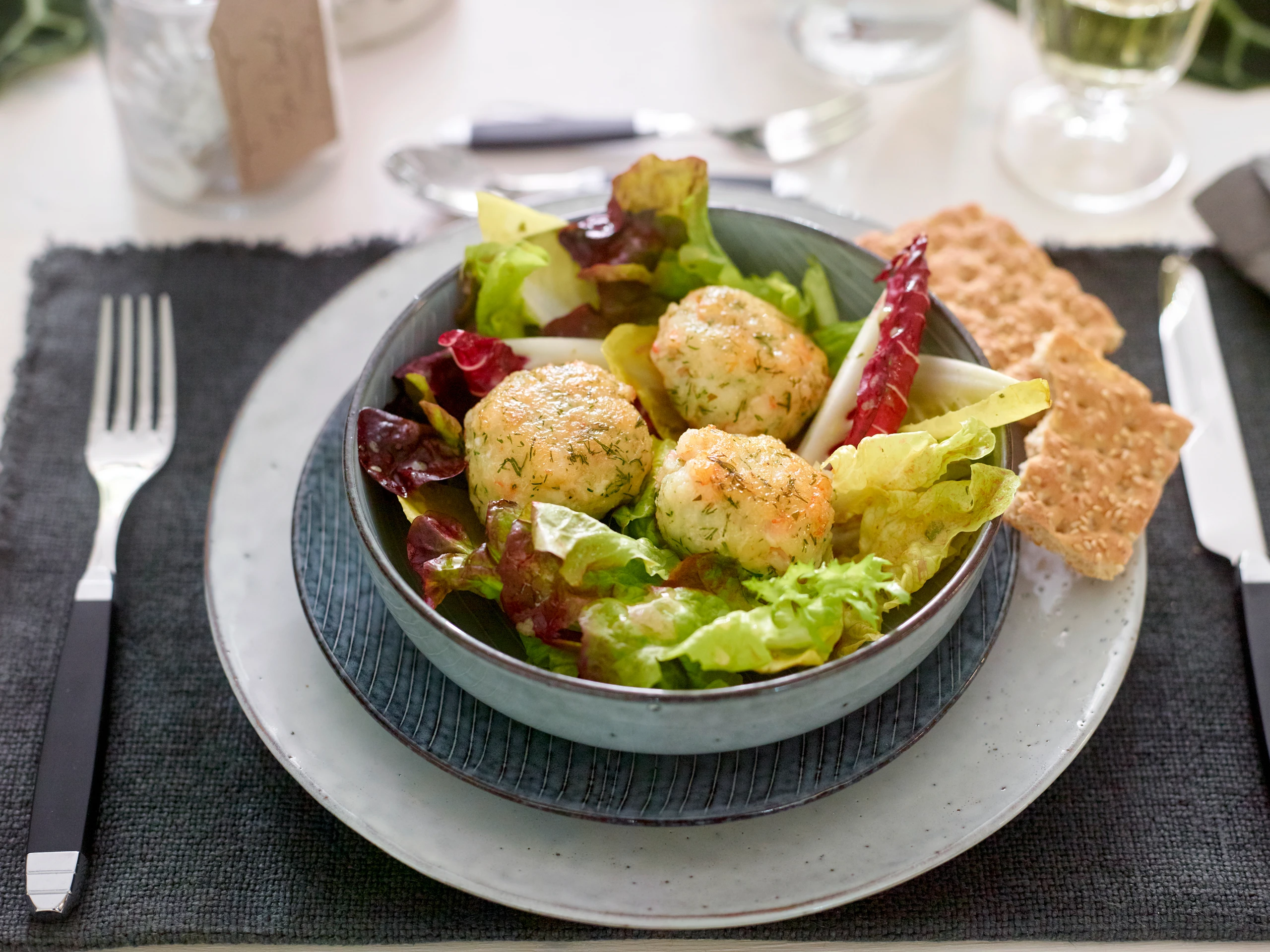 Fisch-Garnelenlaibchen mit Salat