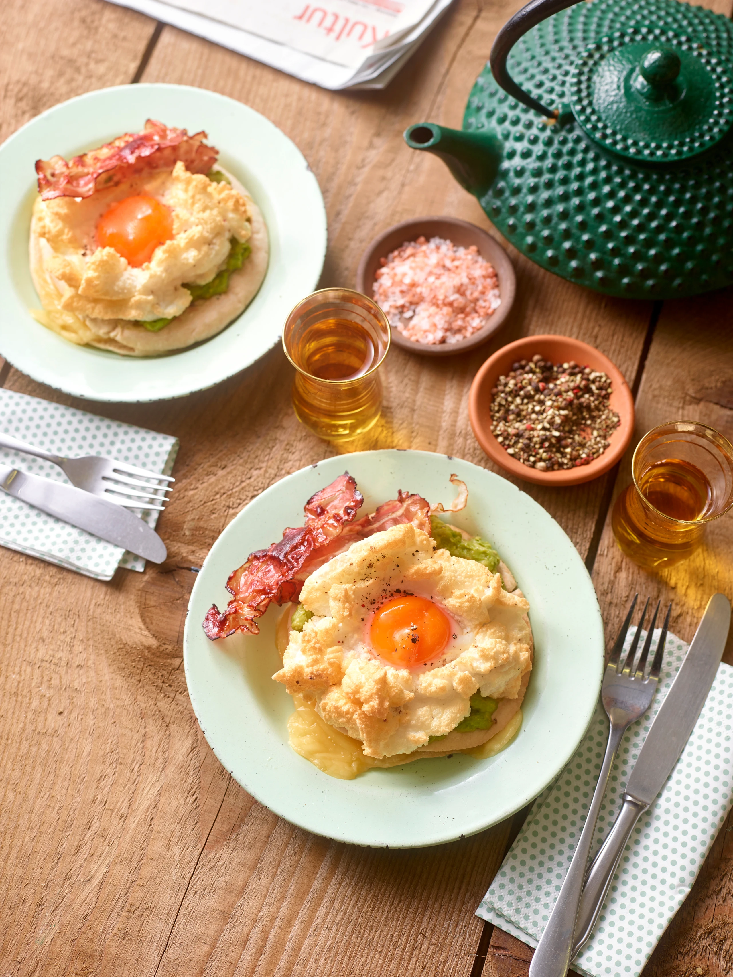 Pitas mit Cloud Eggs und Avocado