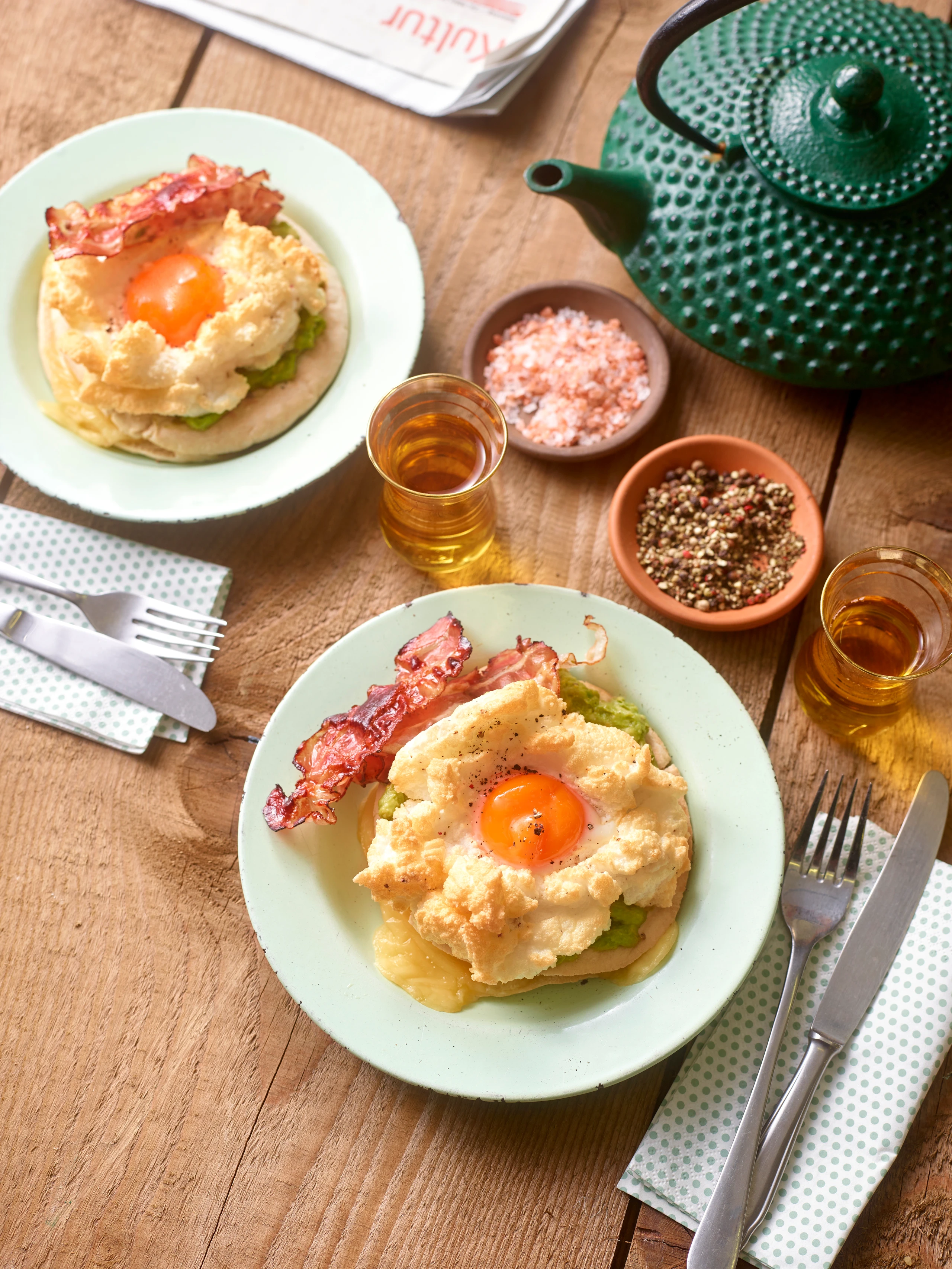 Pita-Pizzen mit Avocado und Cloud Eggs
