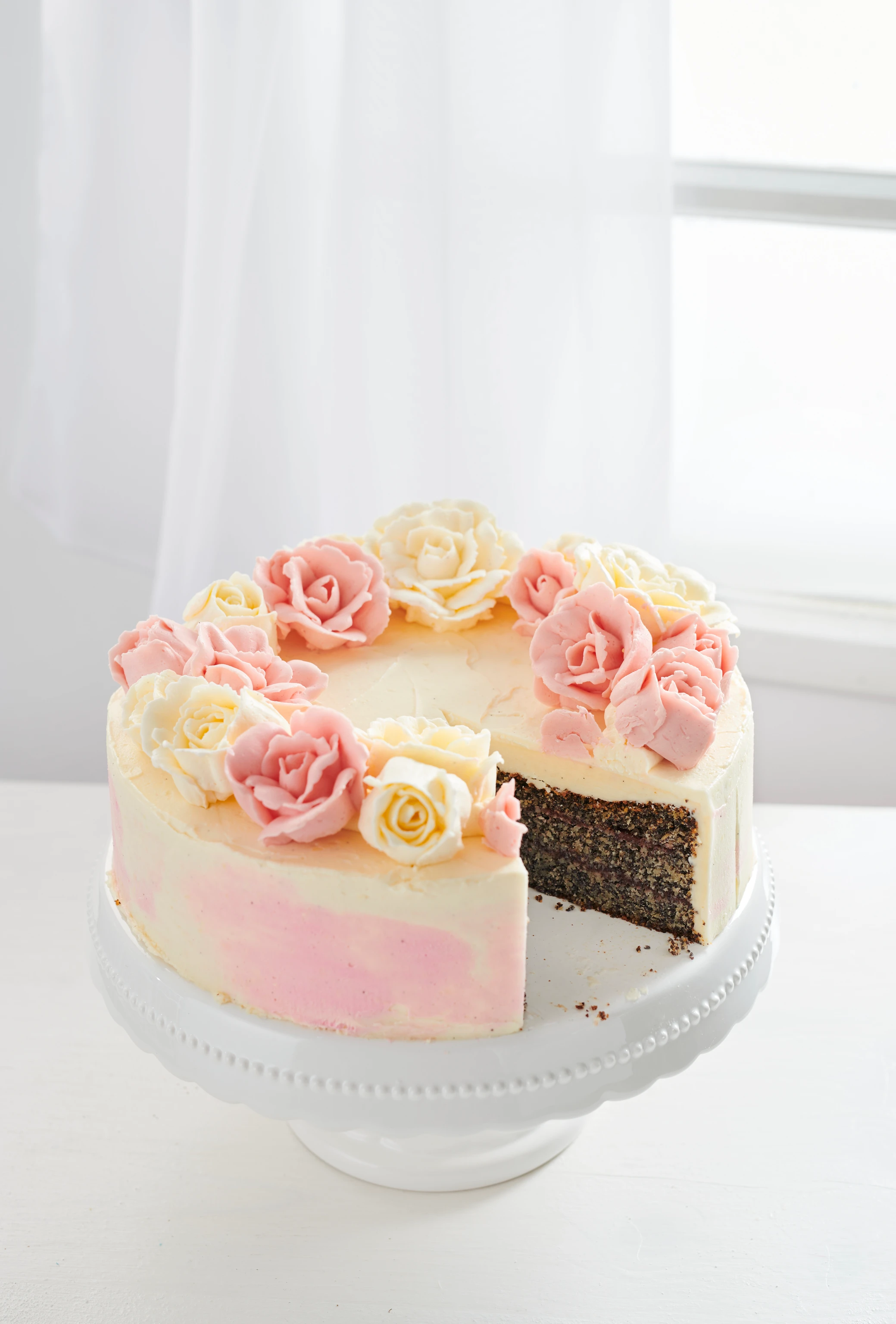 Mohntorte mit Buttercreme-Blüten