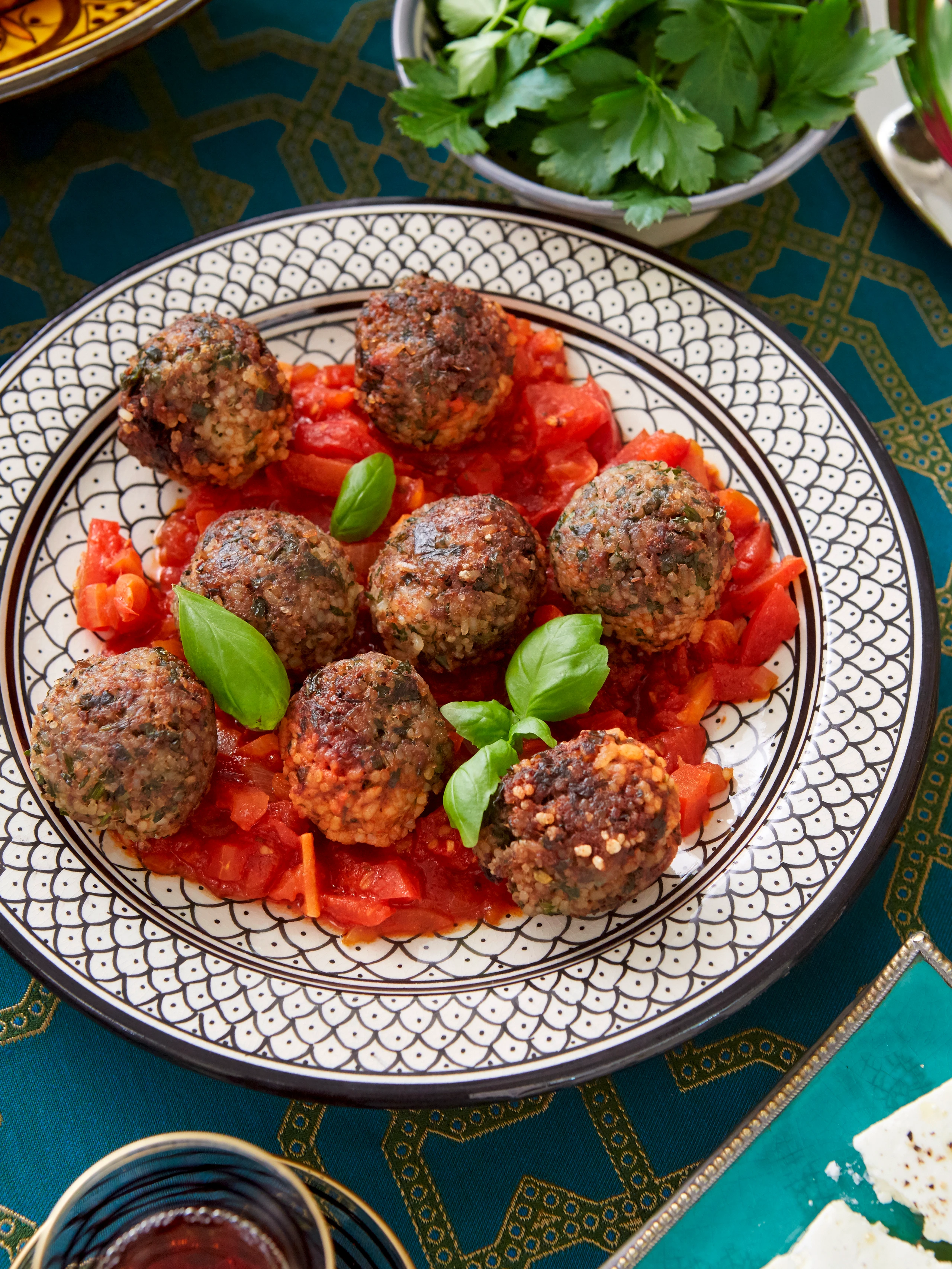 Fleischbällchen mit Reis und Basilikum