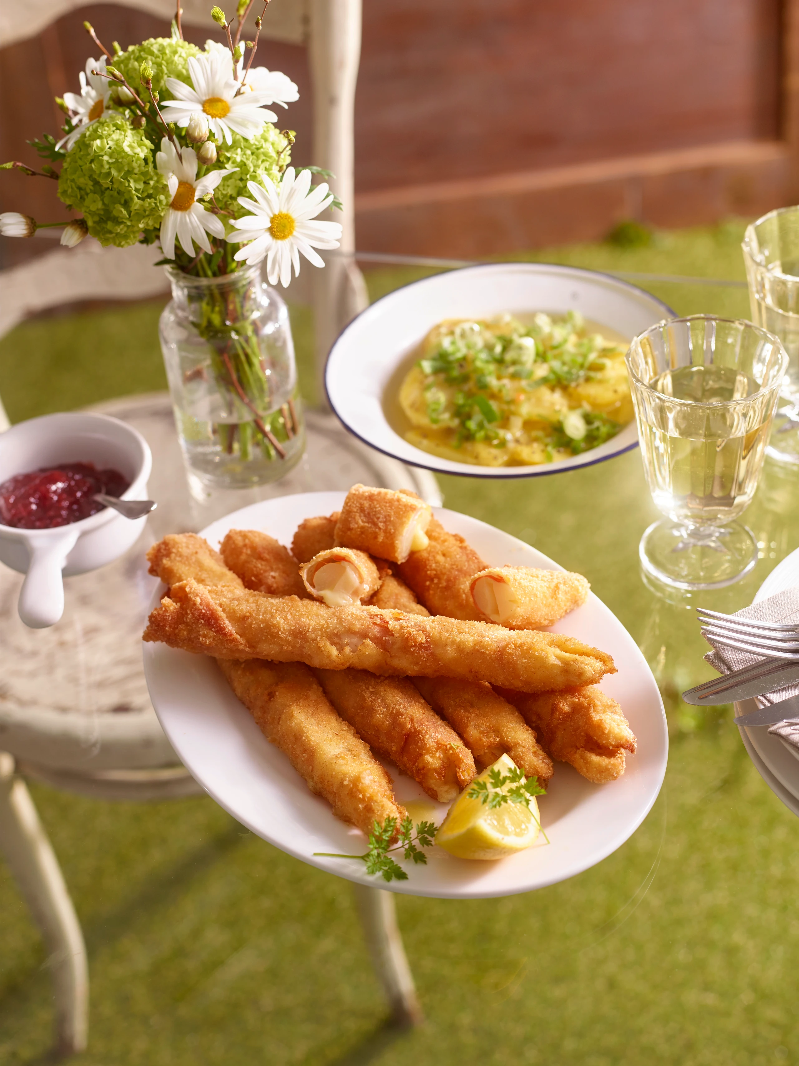 Spargel-Cordon-Bleu mit Erdäpfelsalat