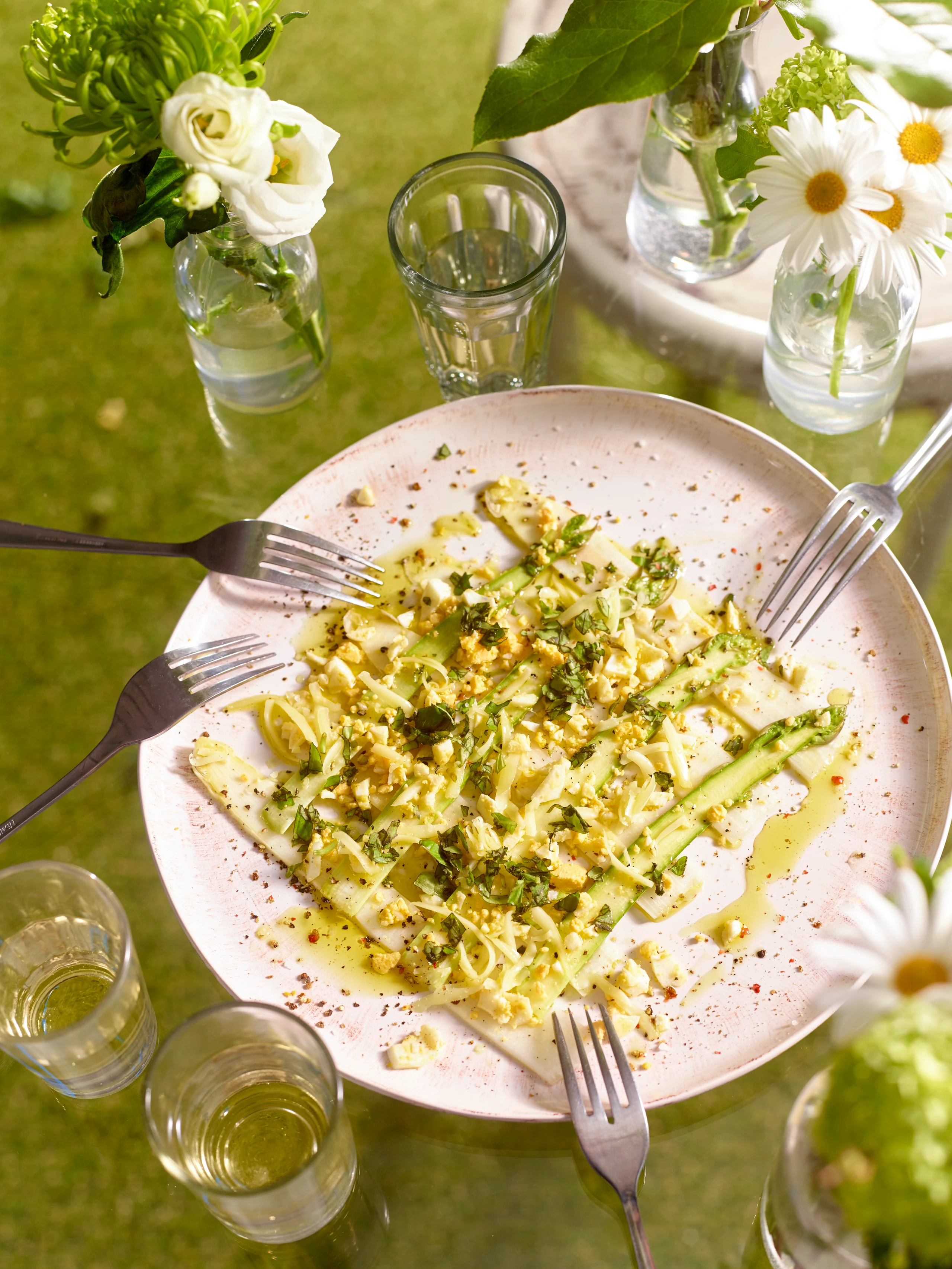 Spargel-Carpaccio mit Basilikum und Parmesan
