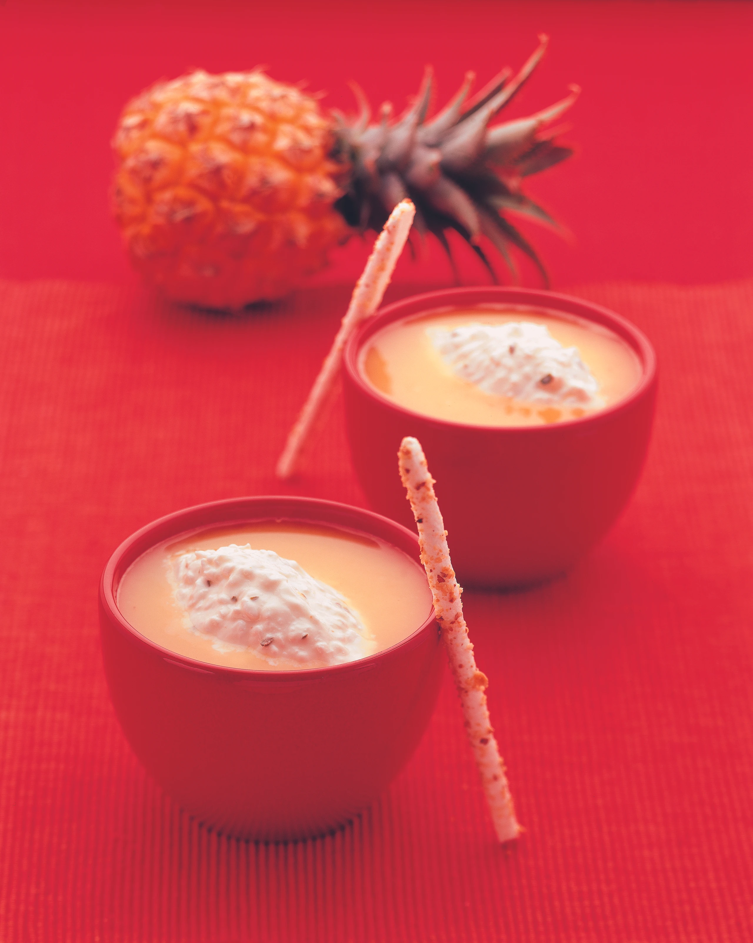 Ananas-Sekt-Süppchen mit grünen Pfeffernockerln und Nuss-Baiserstangerln