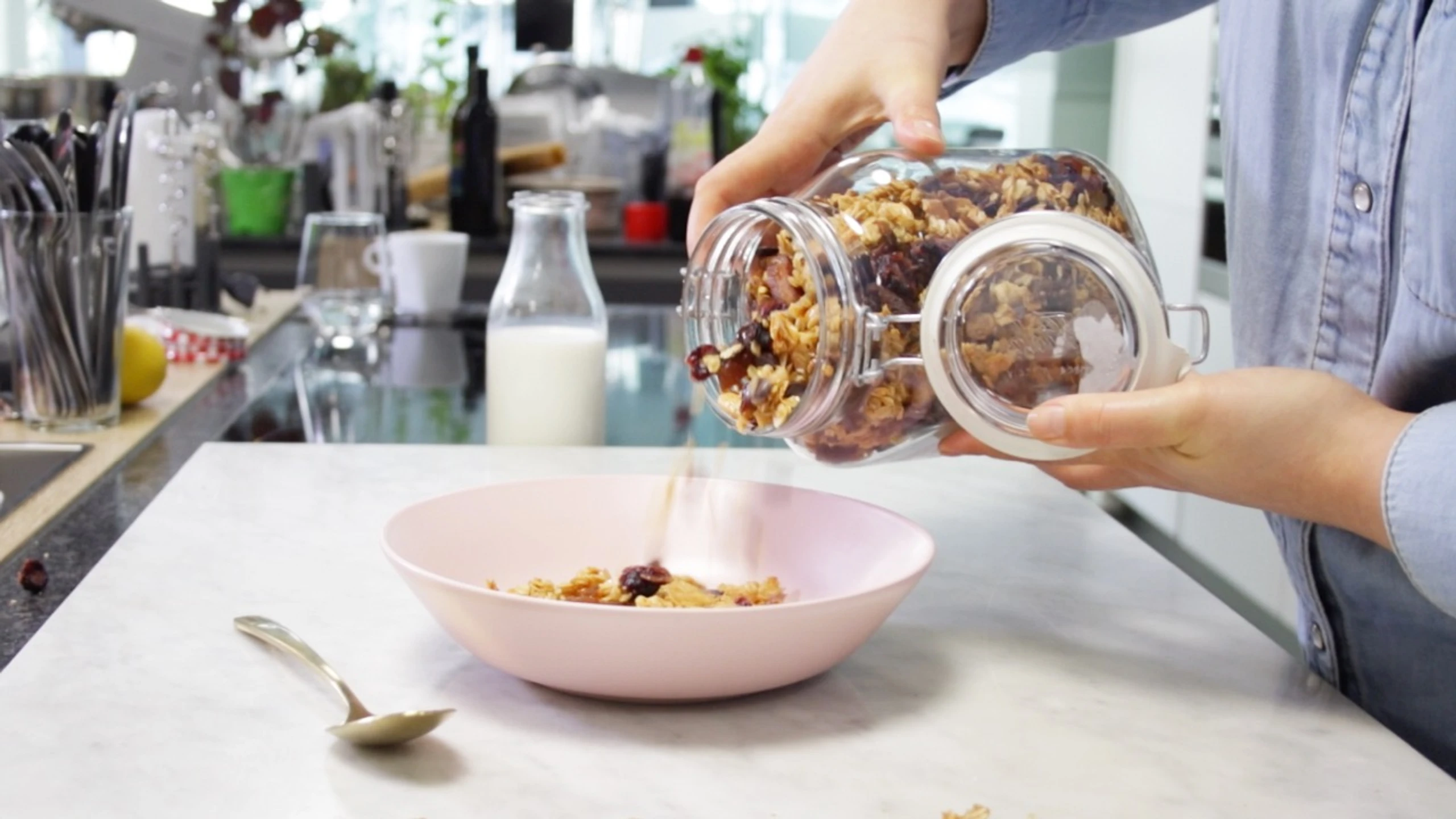 Kokos-Granola mit Früchten