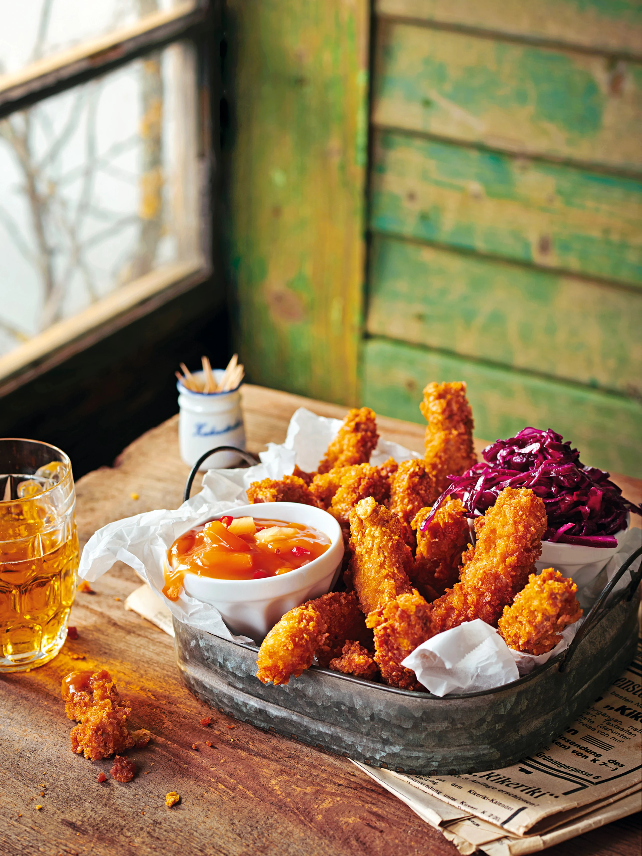 Sticky Fingers mit Rotkrautsalat und süß-saurer Sauce