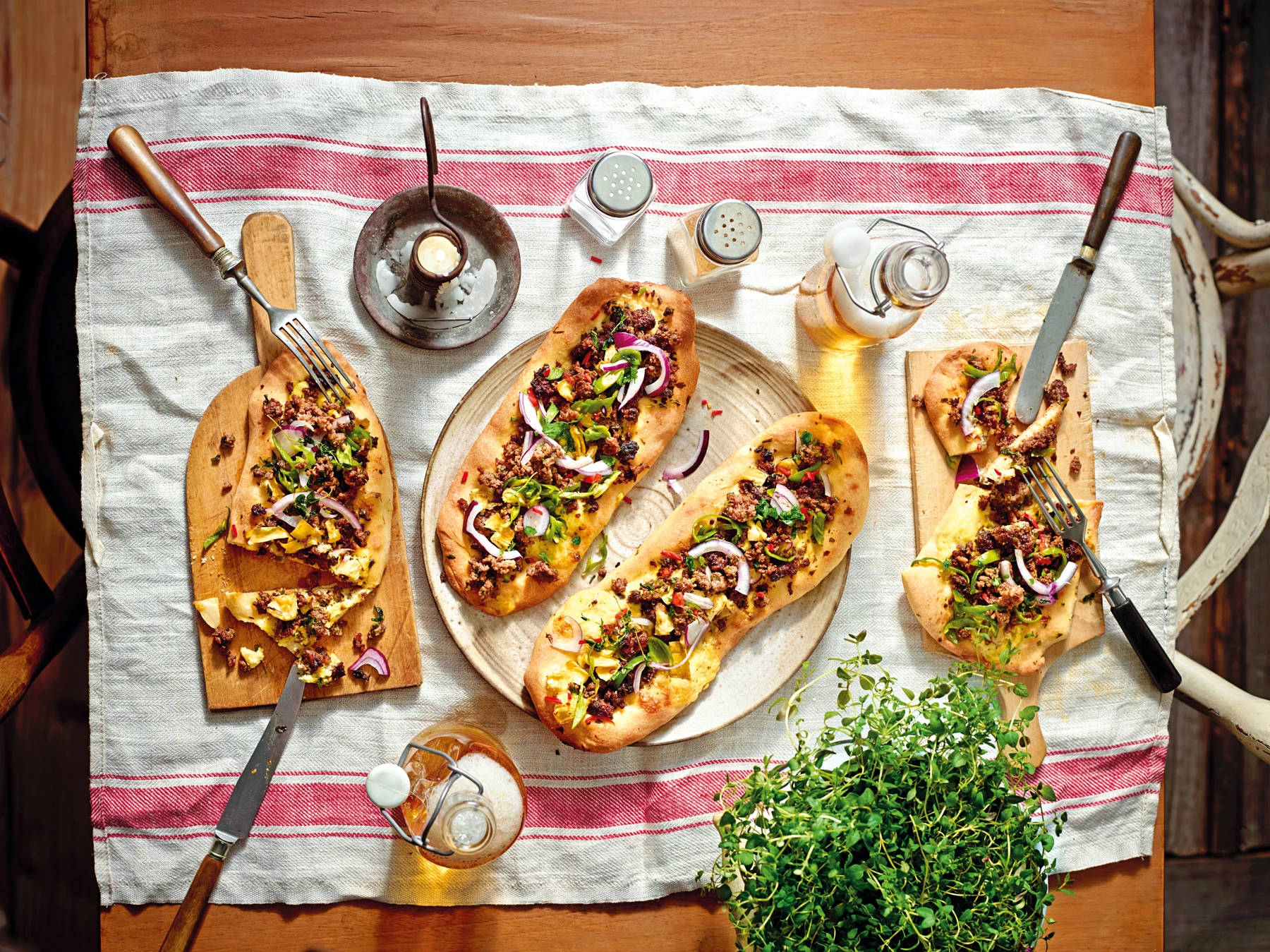 Fladenbrote mit Faschiertem, Artischocken und Pimentos