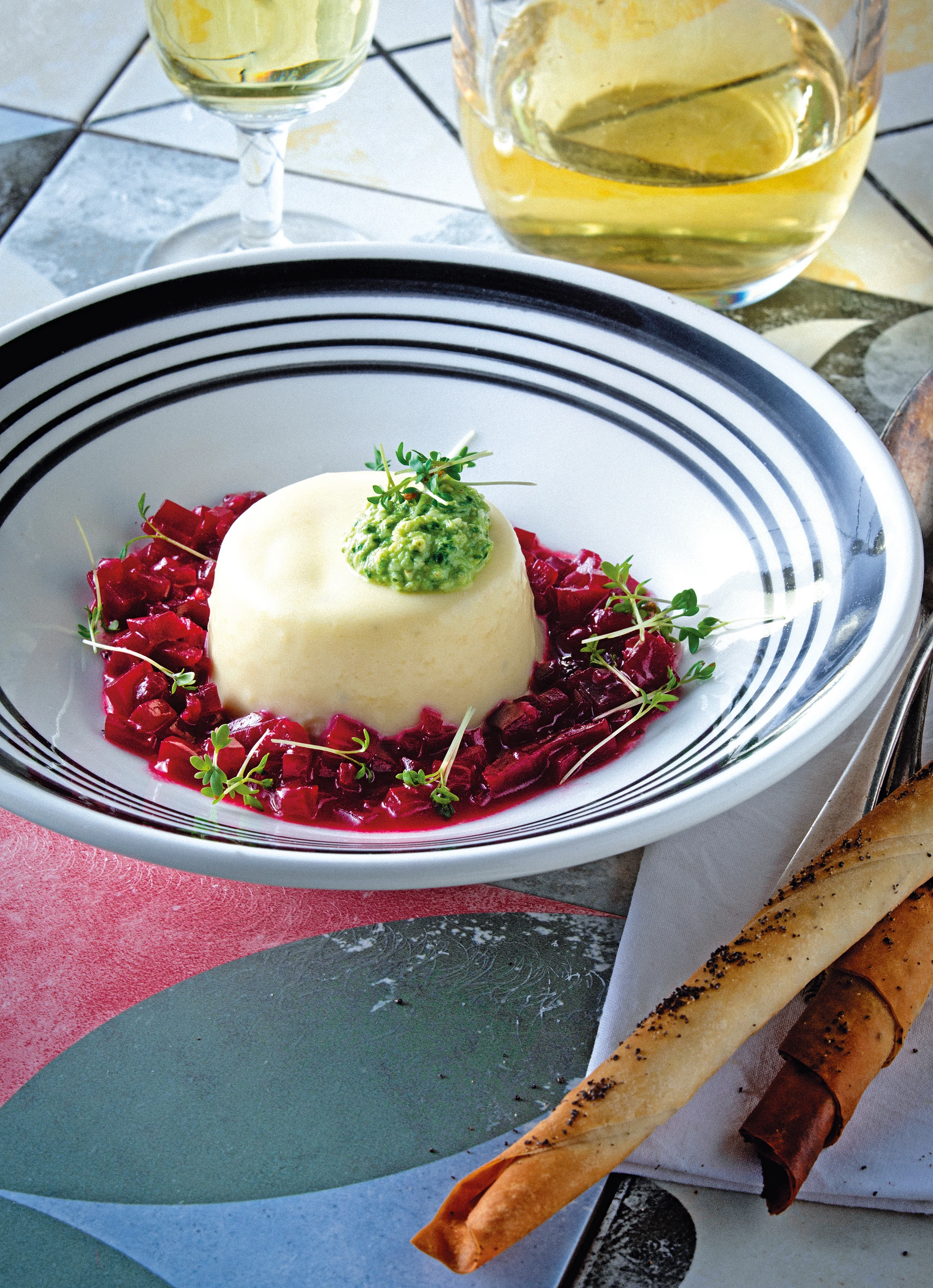 Panna Cotta mit Roten Rüben, Petersilie-Nusspesto und Mohnröllchen