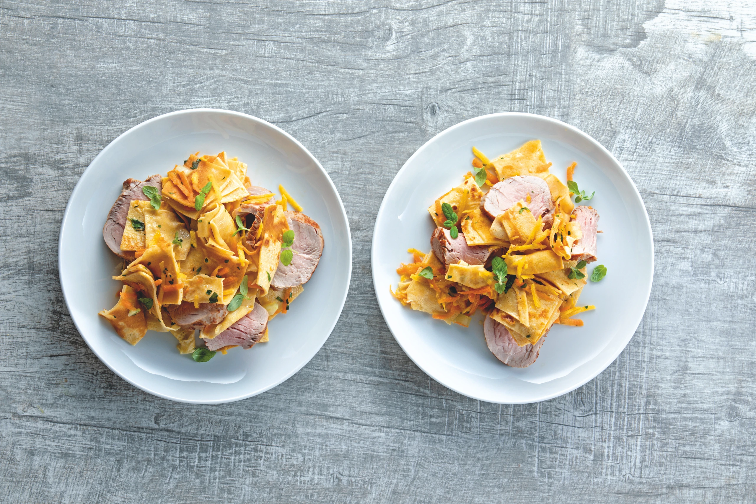 Palatschinkenfleckerl mit Wurzelgemüse und Schweinsfilet