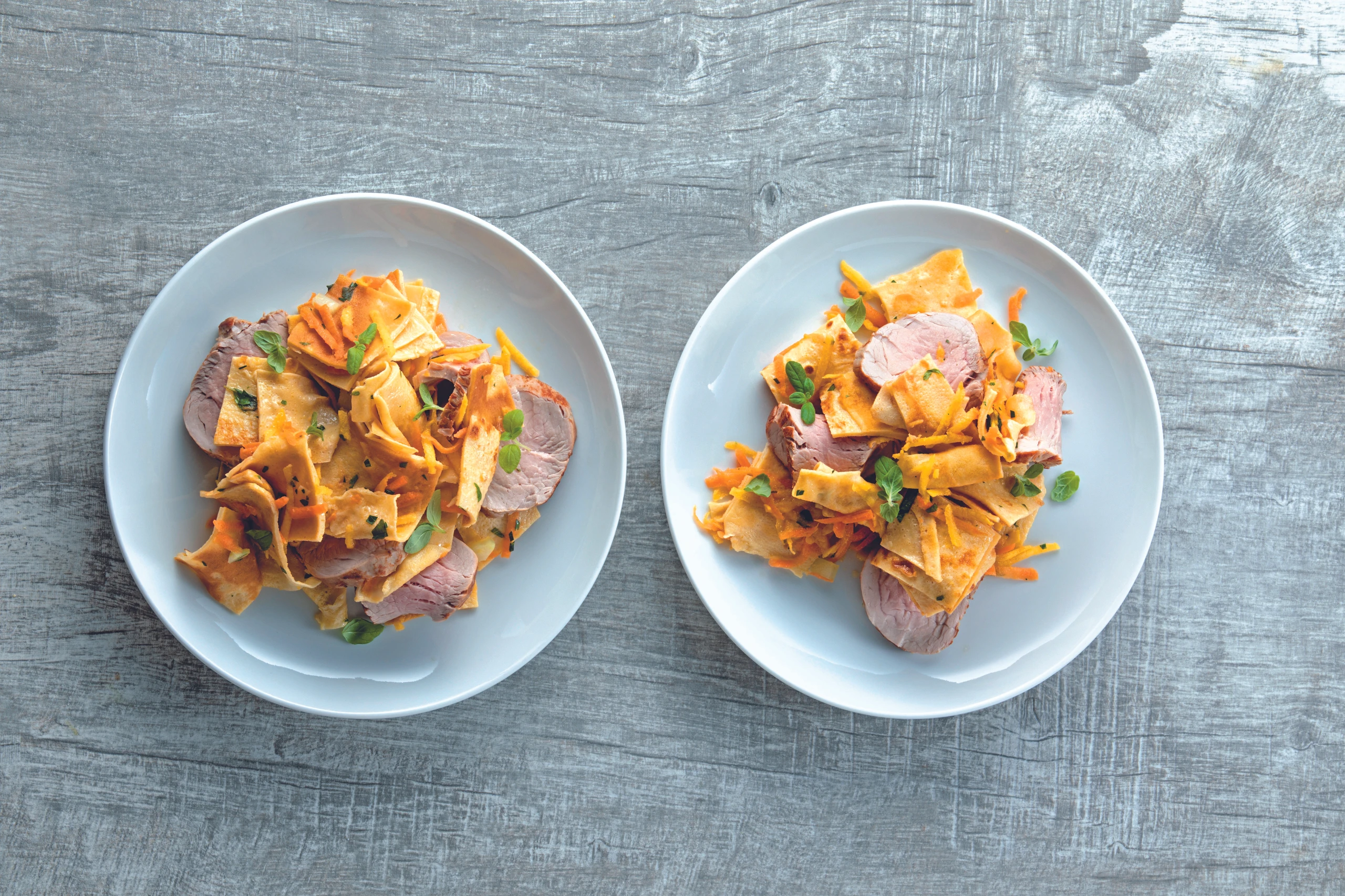 Palatschinkenfleckerl mit Wurzelgemüse und Schweinsfilet