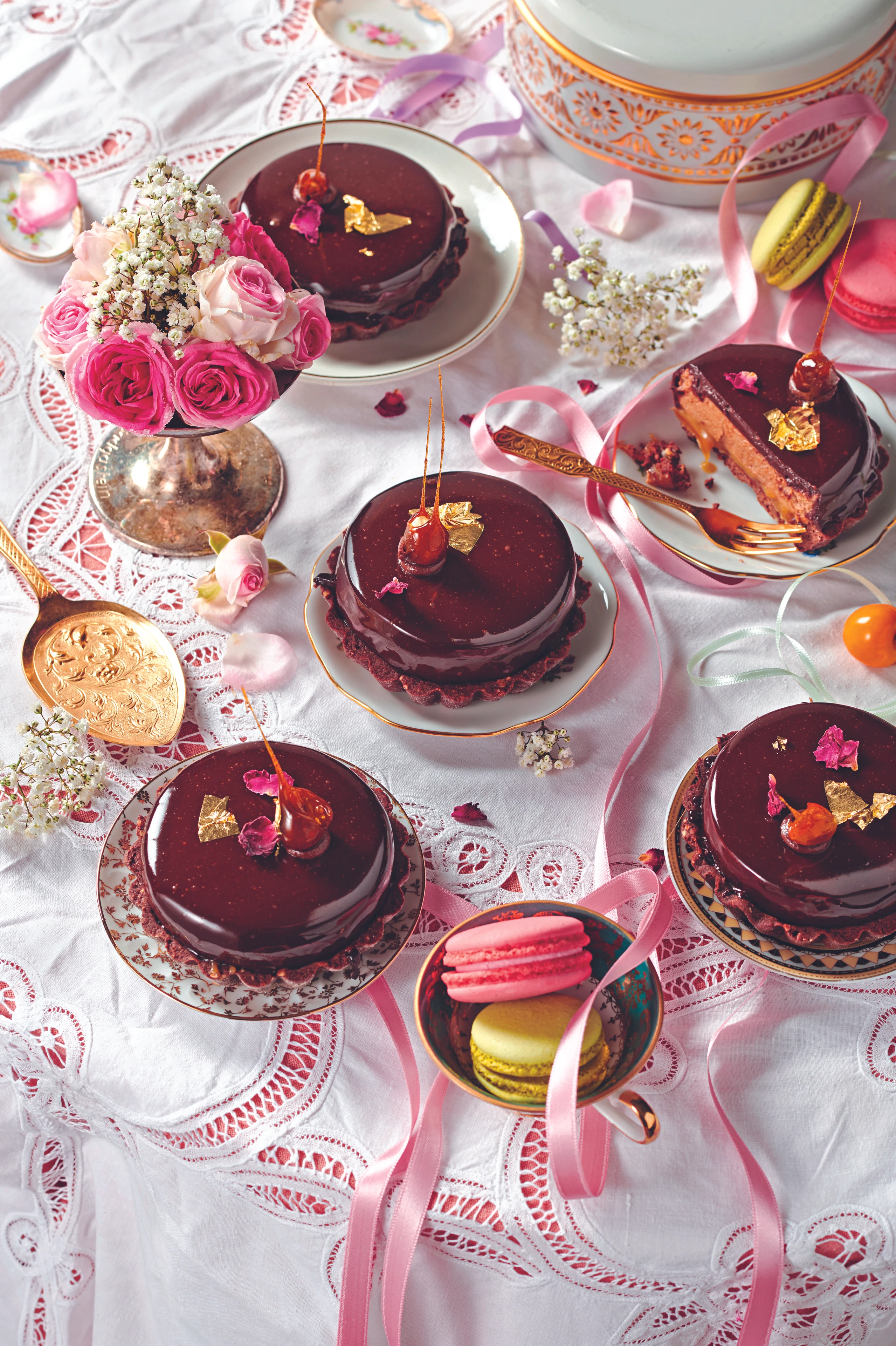 Schoko-Tartelettes mit Nougatmousse und Butterkaramell