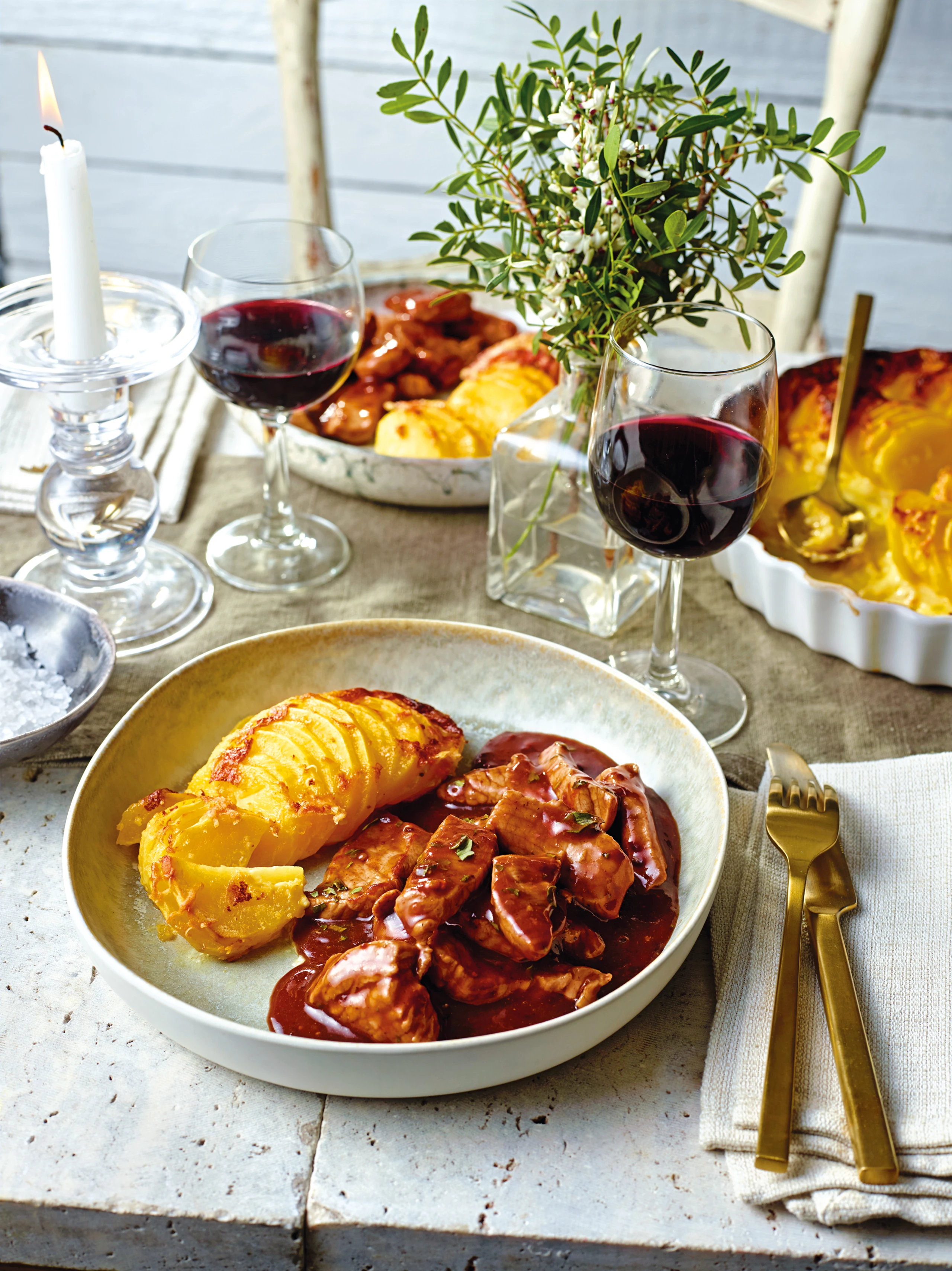 Kalbsgeschnetzeltes mit Hagebuttensauce und Erdäpfelgratin