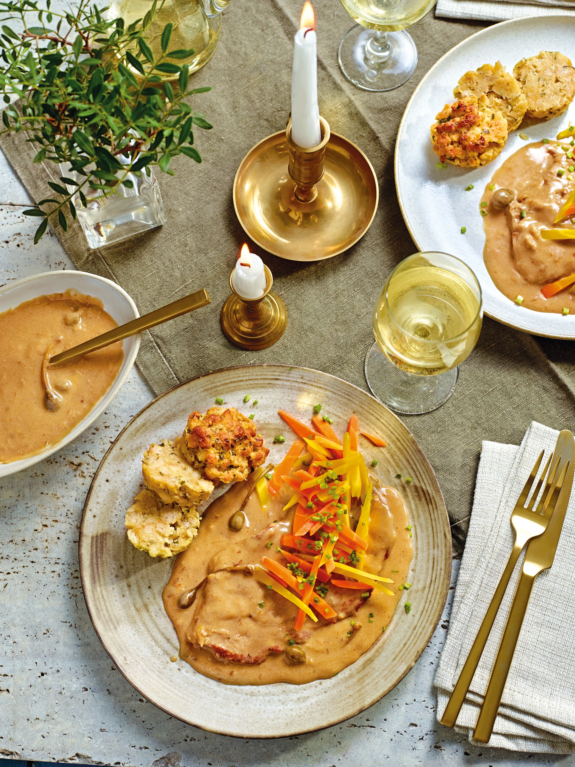 Kalbsschnitzel mit Rahmsauce und Semmelauflauf
