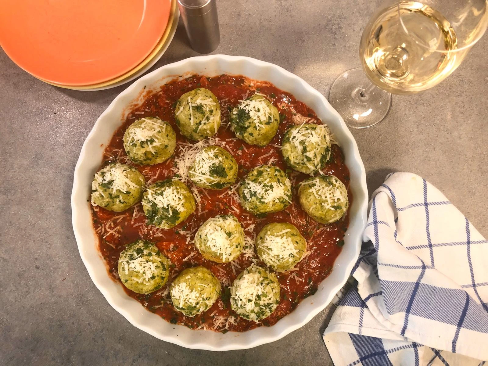 Bärlauchknödel mit geschmorten Paradeisern