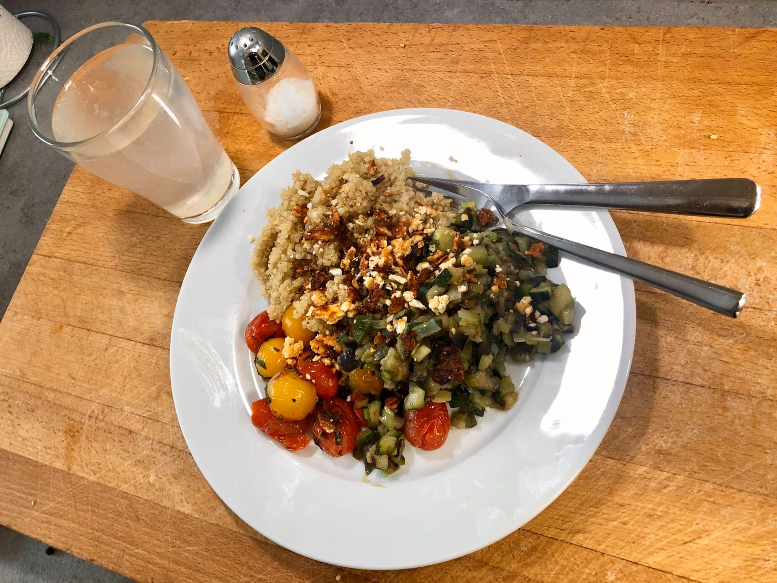 Quinoa mit mediterranem Gemüse und Knusper-Feta