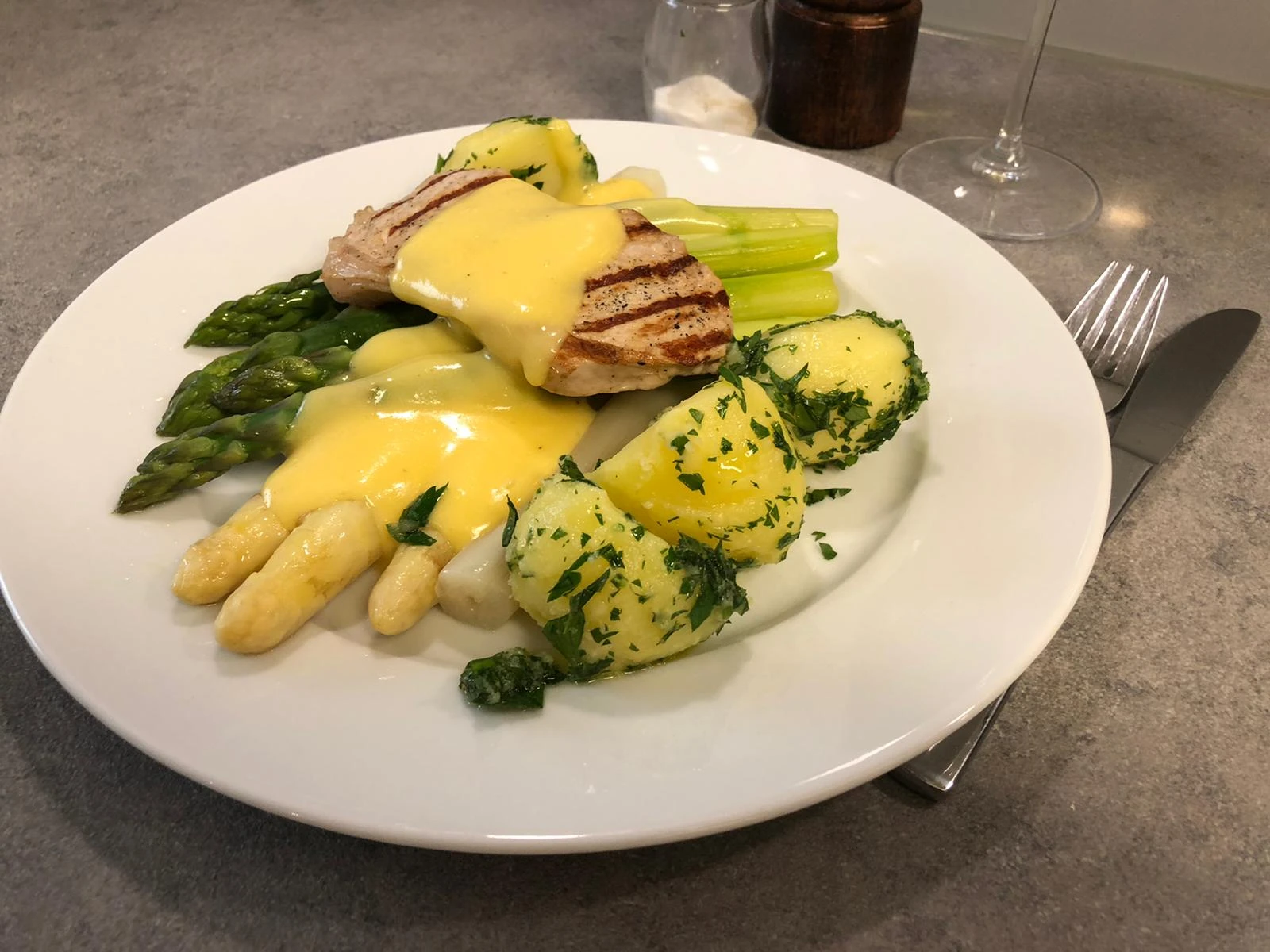 Kalbssteak mit Spargel und Sauce hollandaise