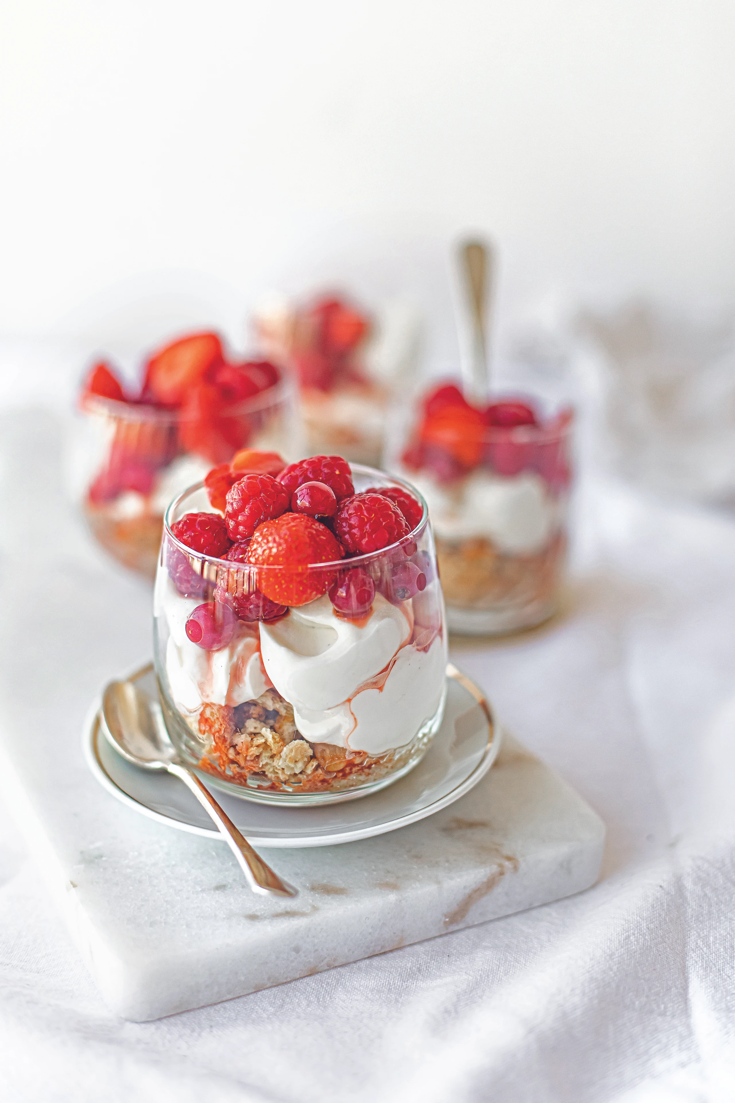 No-bake-Cheesecake im Glas mit Beeren und Cantuccini
