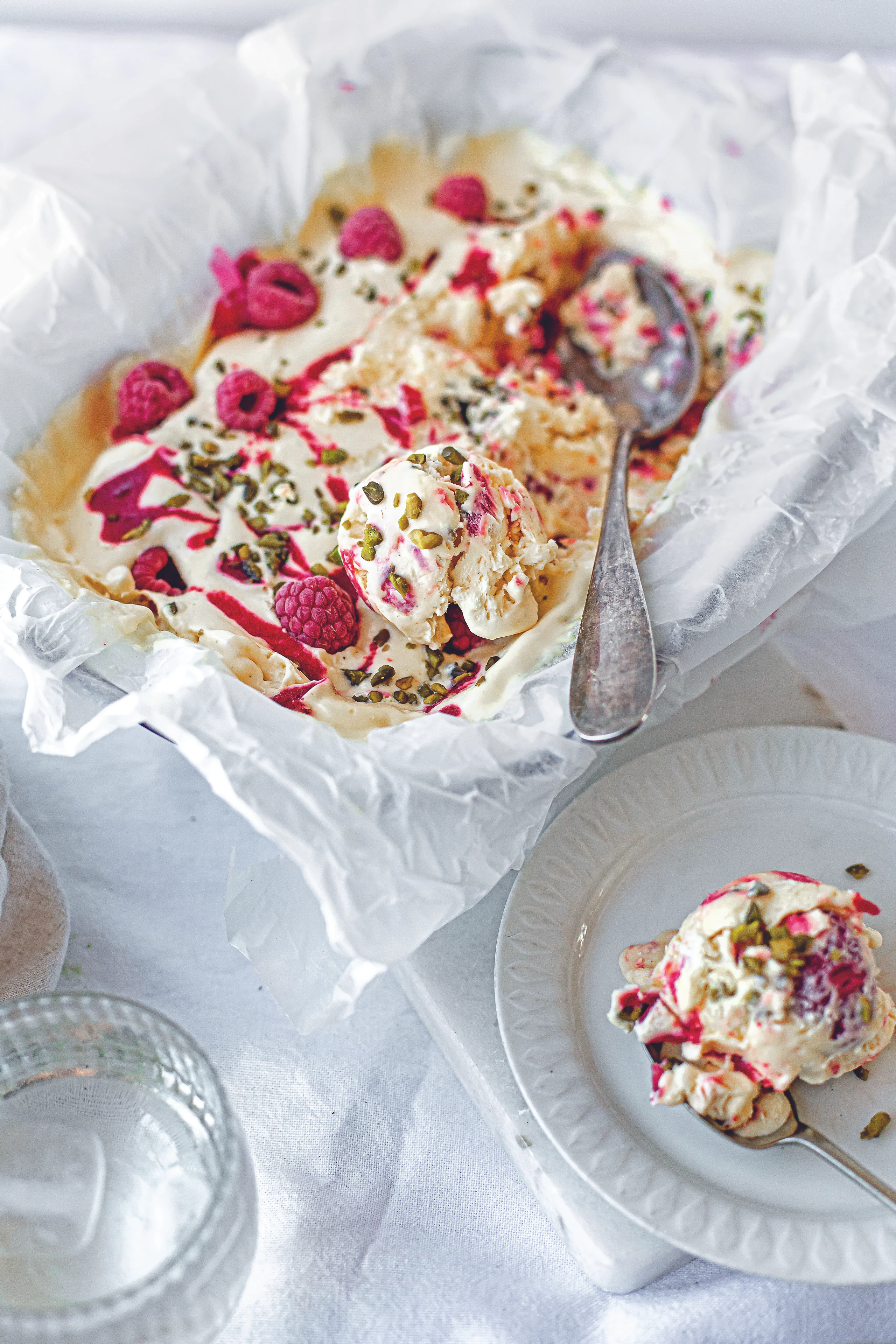 Himbeer-Semifreddo mit Pistazien